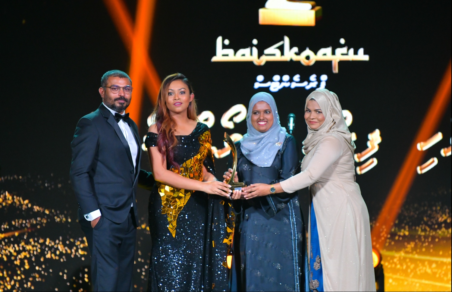 މާލެ: ނޮވެމްބަރު 15، 2019- މި އަހަރުގެ ފިލްމް އެވޯޑްސްގެ އެންމެ މޮޅު ބަތަލާ އާއިޝަތު ރިޝްމީ އަށް ޖެންޑާ މިނިސްޓަރު ޝިދާތާ ޝަރީފް އެވޯޑް ދެއްވަނީ: ރިޝްމީ އަށް މި އެވޯޑް ލިބުނޫ ވިޝްކާ" އިން.--- ފޮޓޯ: ހުސައިން ވަހީދު/މިހާރު