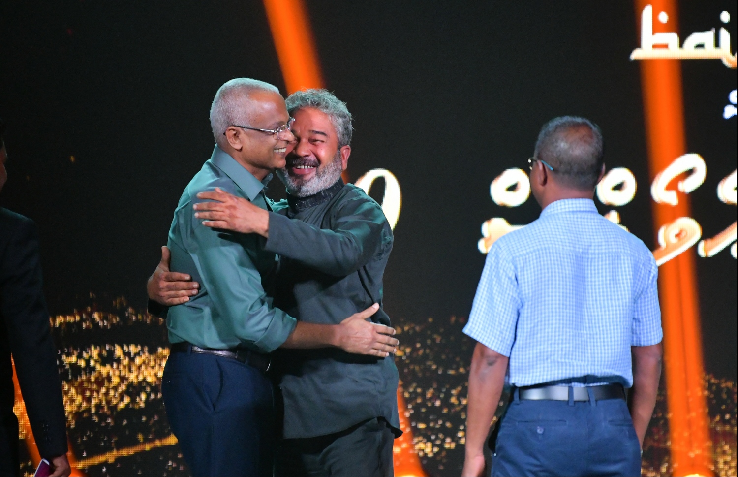 މާލެ: ނޮވެމްބަރު 15، 2019- މި އަހަރުގެ ފިލްމް އެވޯޑްސްގައި، ލައިފްޓައިމް އެޗީވްމަންޓް އެވޯޑް ހާސިލްކުރި، ކުރީގެ މަޝްހޫރު ތަރި މުހައްމަދު ރަޝީދު (ދަރާ ރަޝީދު) އާ ރައީސް އިބްރާހިމް މުހައްމަދު ސޯލިހް ބައްދާލައްވަނީ: ދަރާ ރަޝީދު ވަނީ ފިލްމީ ދާއިރާ ގައި 38 އަހަރު ހޭދަކޮށްފައި. އޭނާ ވަނީ 32 ފީޗާ ފިލްމެއް އަދި އެތައް ޑްރާމާއެއްގައި މަސައްކަތް ކޮށްފައި.---ފޮޓޯ: ހުސައިން ވަހީދު/މިހާރު