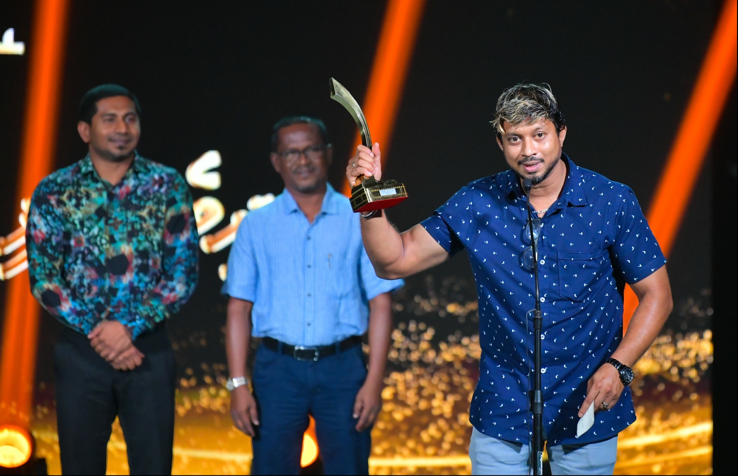 މާލެ: ނޮވެމްބަރު 15، 2019- މި އަހަރުގެ ފިލްމް އެވޯޑްސްގެ އެންމެ މޮޅު ބަތަލުގެ މަގާމު ހާސިލްކުރި ޔޫސުފް ޝަފީއު (ޔޫއްޕެ) އެވޯޑް ހިފައިގެން ހުރެ، އޯޑިއަންސާ ވާހަކަ ދައްކަނީ.---ފޮޓޯ: ހުސައިން ވަހީދު/މިހާރު