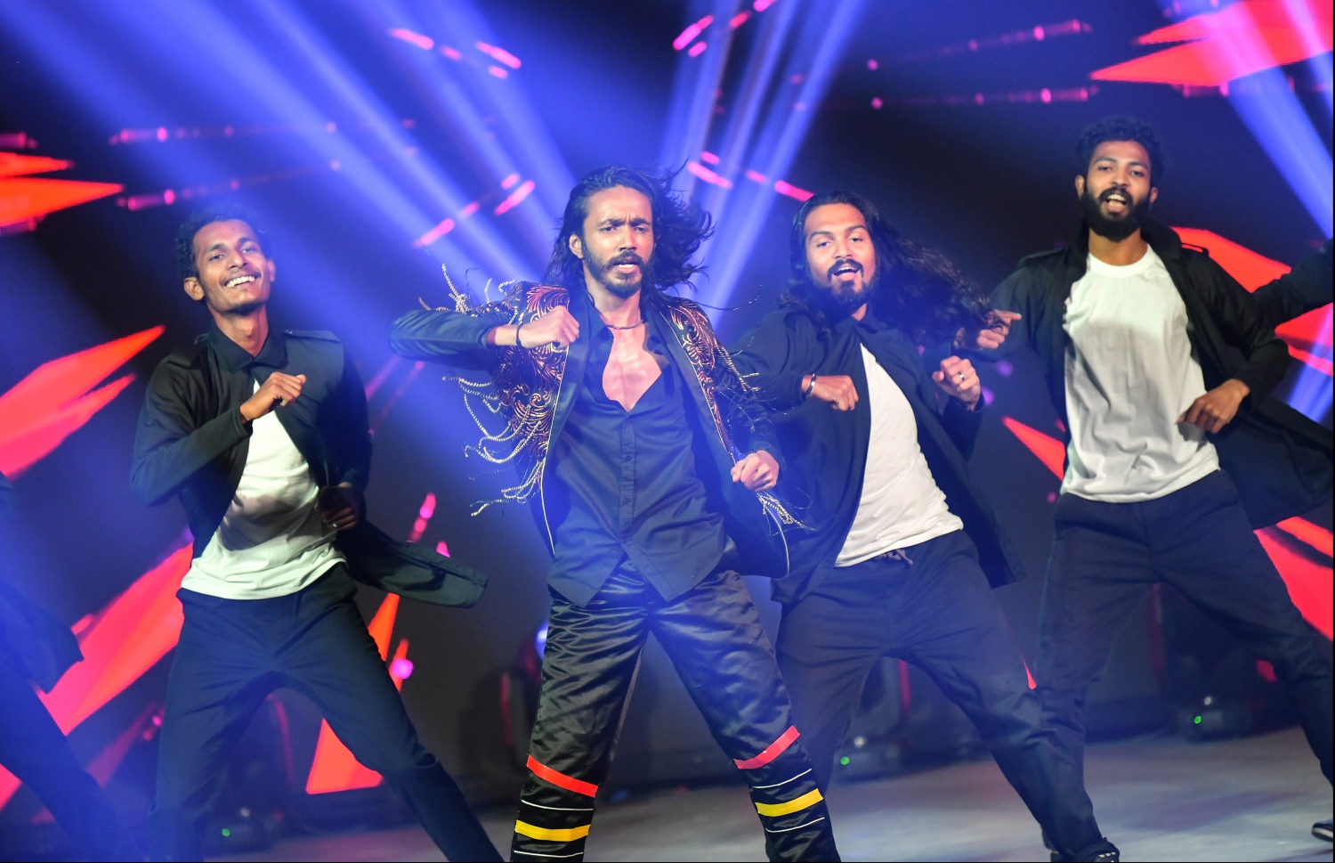 މާލެ: ނޮވެމްބަރު 15، 2019- މި އަހަރުގެ ފިލްމް އެވޯޑްސްގައި މުނިފޫހިފިލުވުމުގެ ހަރަކާތެއް ހުށަހަޅައި ދެނީ.---ފޮޓޯ: ހުސައިން ވަހީދު/މިހާރު