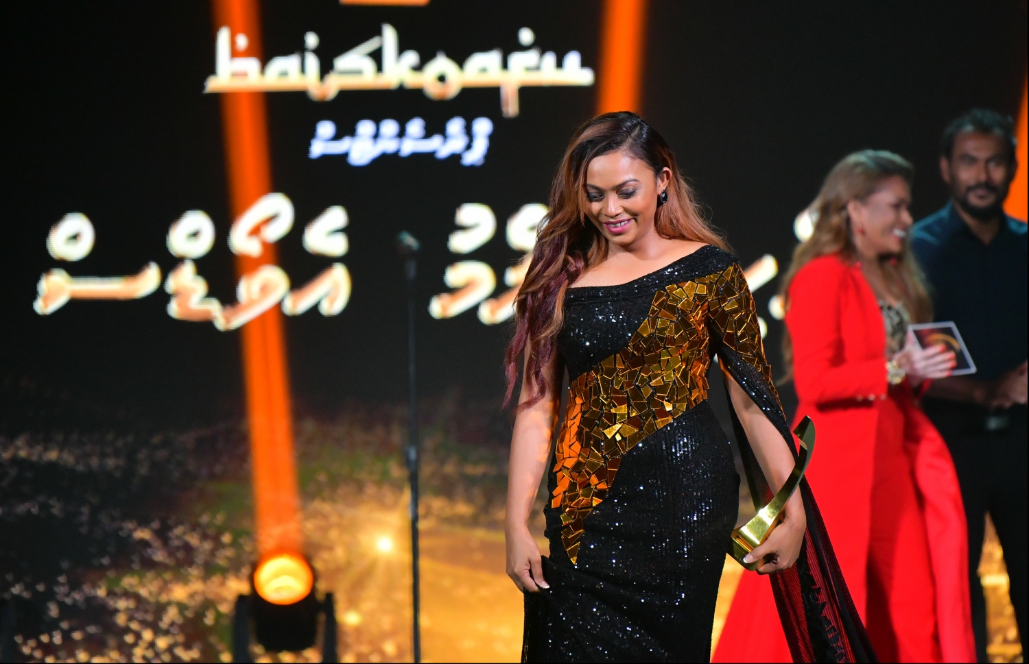 މާލެ: ނޮވެމްބަރު 15، 2019- މި އަހަރުގެ ފިލްމް އެވޯޑްސްގައި އެންމެ މޮޅު ބަތަލާގެ އެވޯޑް ހާސިލްކުރި ރިޝްމީ، އެވޯޑާ އެކު ސްޓޭޖުގައި.---ފޮޓޯ: ހުސައިން ވަހީދު/މިހާރު