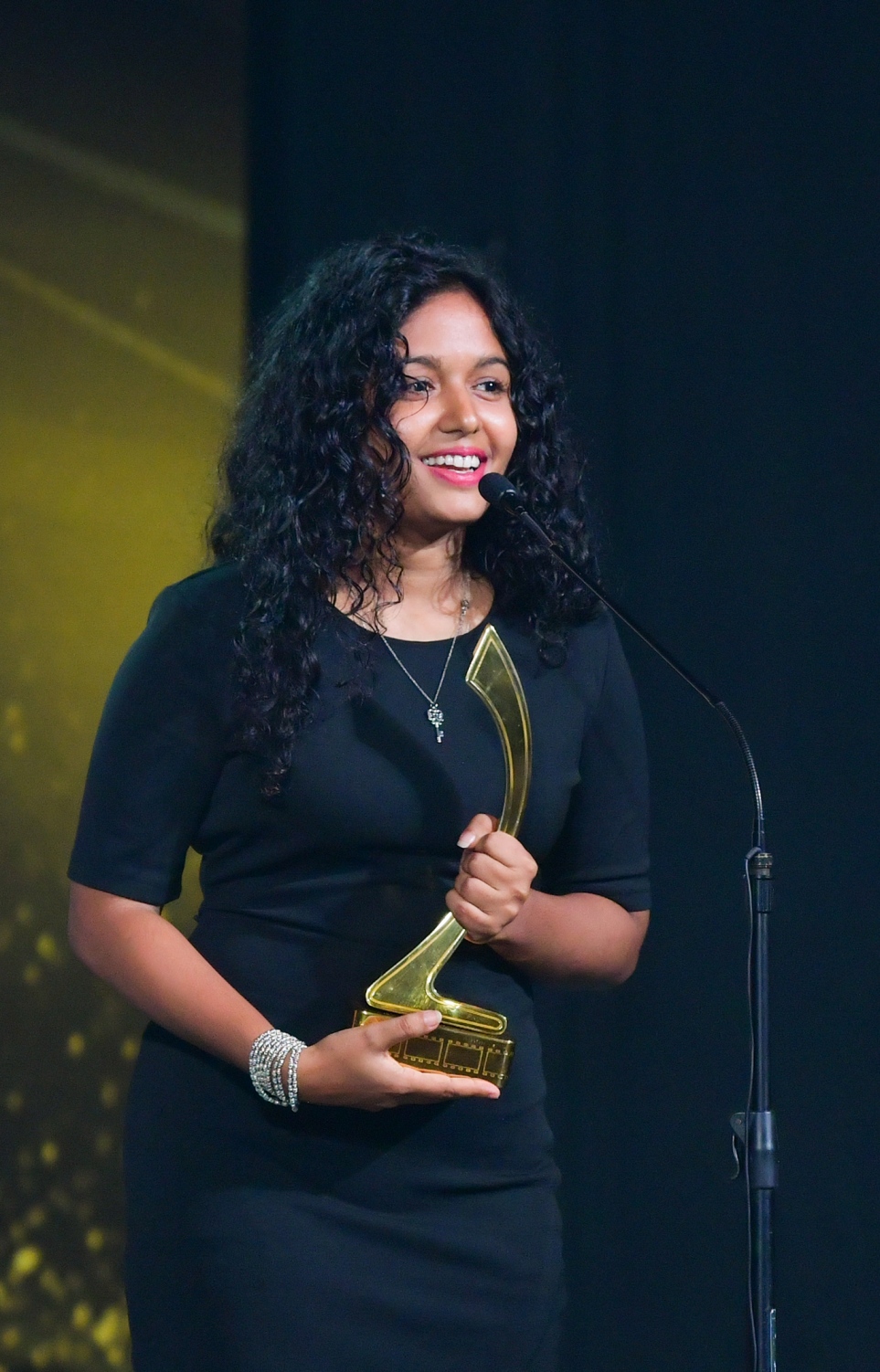 މާލެ: ނޮވެމްބަރު 15، 2019- މި އަހަރުގެ ފިލްމް އެވޯޑްސްގައި އެންމެ މޮޑު ކޮސްޓިއުމް އެވޯޑް ހާސިލްކުރި ނޫރާ، އެވޯޑާ އެކު އޯޑިއަންސާ ވާހަކަ ދައްކަނީ.---ފޮޓޯ: ހުސައިން ވަހީދު/މިހާރު