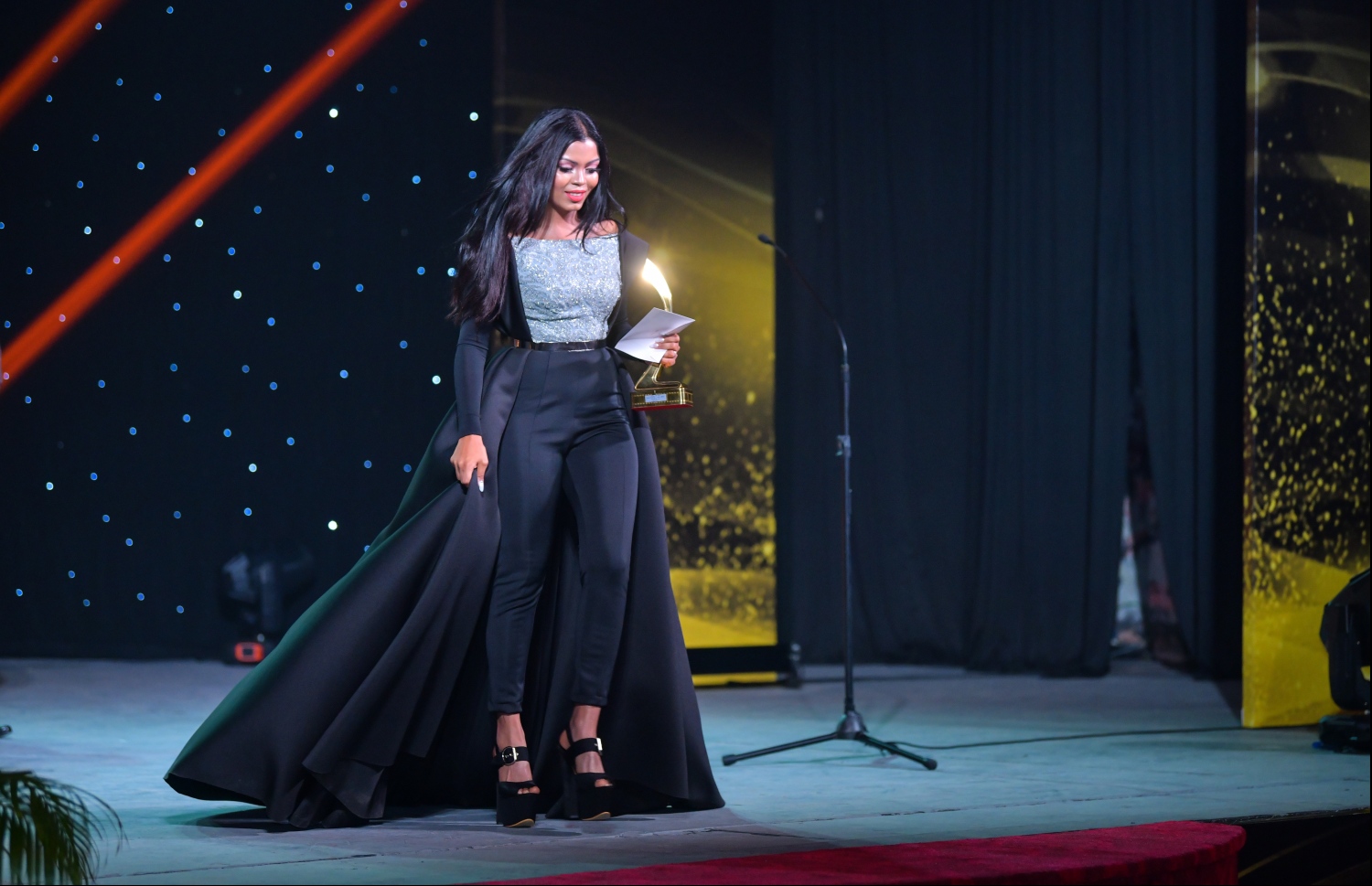 މާލެ: ނޮވެމްބަރު 15، 2019- މި އަހަރުގެ ފިލްމް އެވޯޑްސް ހަފްލާގެ ތެރެއިން، މަޝްހޫރު ފިލްމީތަރި އައްޒަ ސްޓޭޖުގައި.---ފޮޓޯ: ހުސައިން ވަހީދު/މިހާރު