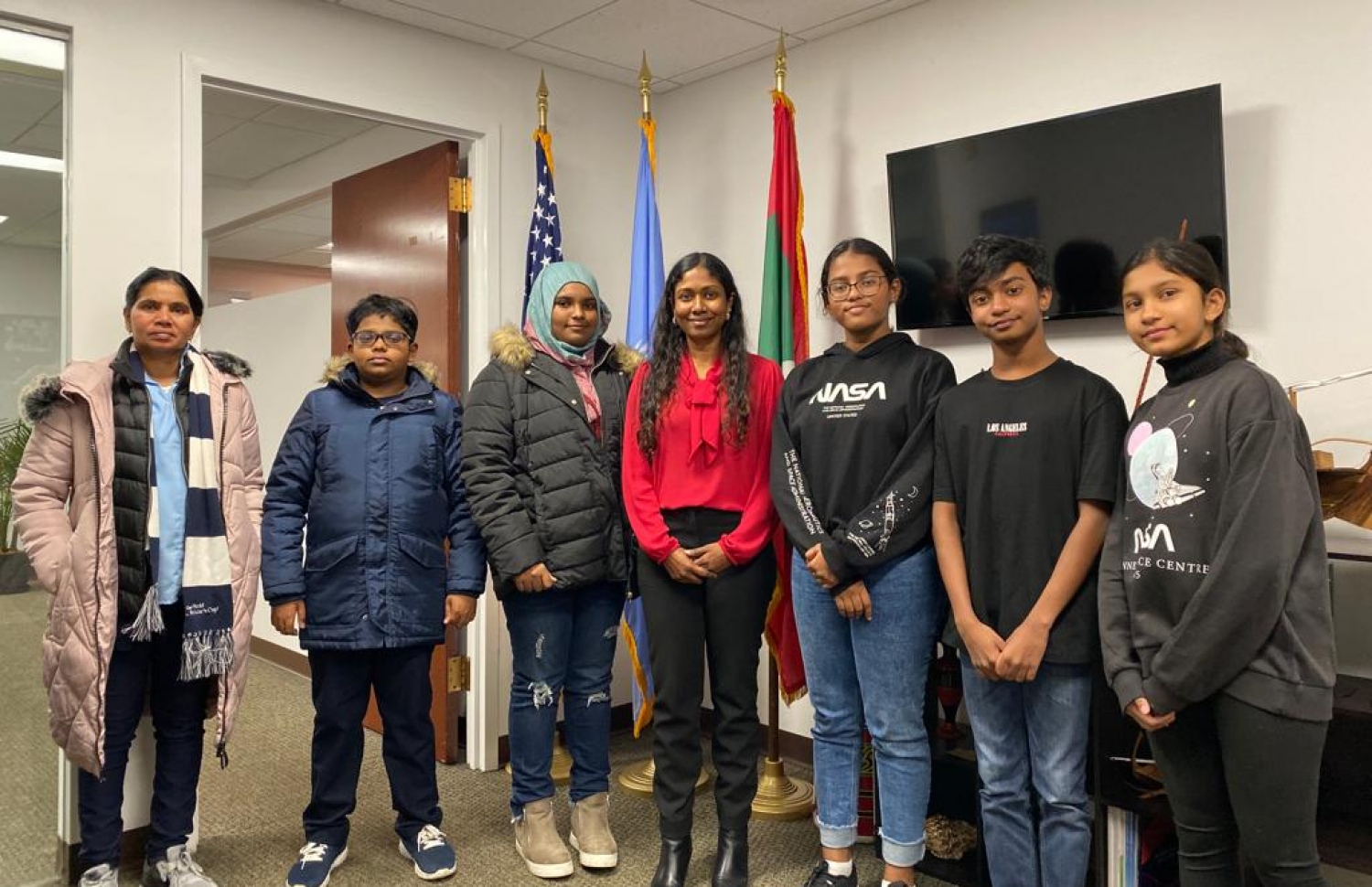 ސްކޮލާސްކަޕްގެ ފައިނަލް ބުރުގައި ބައިވެރިވި ބްރައިޓްވޭ ސްކޫލުގެ ދަރިވަރުންތަކެއް، ރާއްޖެއިން އދ. އަށް ކަނޑައަޅާފައި ހުންނަވާ މަންދޫބު، ތިލްމީޒާ (މ) އާއެކު ފޮޓޯއަކަށް ހުއްޓިލައިގެން - ފޮޓޯ: ބްރައިޓްވޭ ސްކޫލު