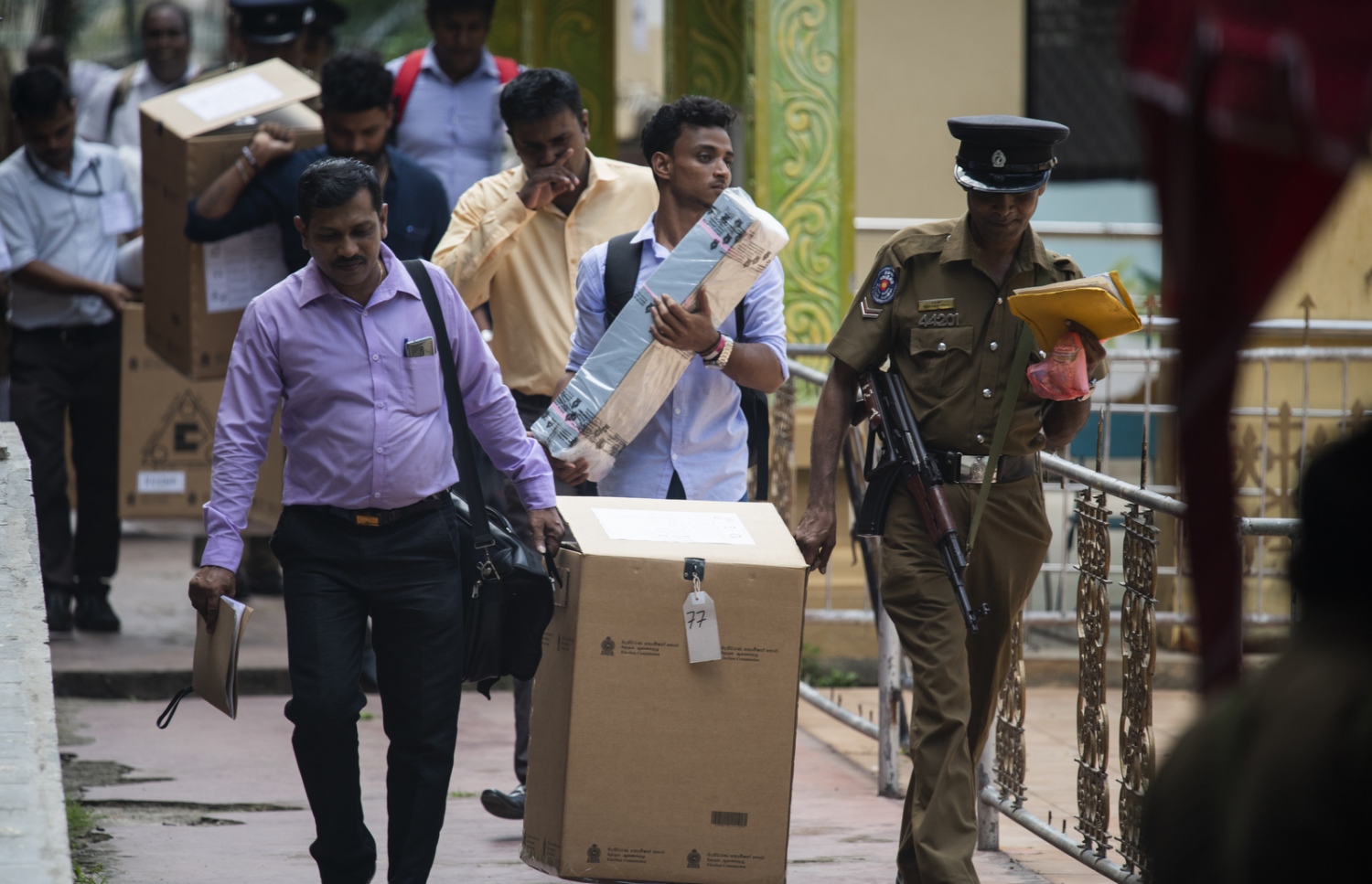 ކޮލަމްބޯ - ނޮވެމްބަރު 16، 2019: ފުލުހުންނާއި އިލެކްޝަންސްގެ އޮފިޝަލުން ވޯޓު ފޮށިތައް ގެންދަނީ --ފޮޓޯ:އޭއެފްޕީ