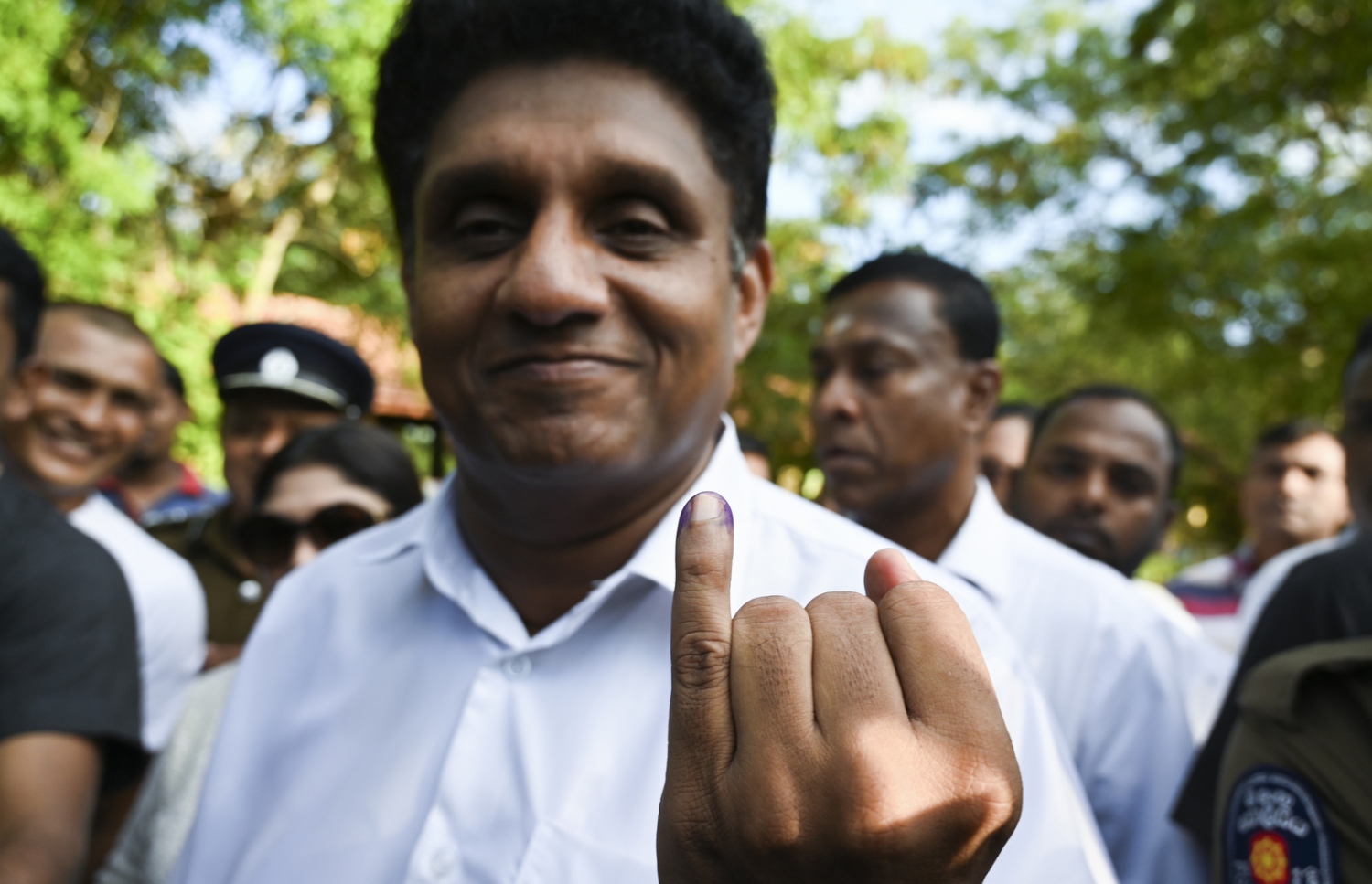 ކޮލަމްބޯ - ނޮވެމްބަރު 16، 2019: ޔޫއެންޕީގެ ކެންޑިޑޭޓް ސަޖިތު ވޯޓު ލެއްވުމަށް ފަހު ދެލިން މާކްކޮށްފައިވާ އިނގިލި ދައްކާލައްވަނީ. --ފޮޓޯ:އޭއެފްޕީ