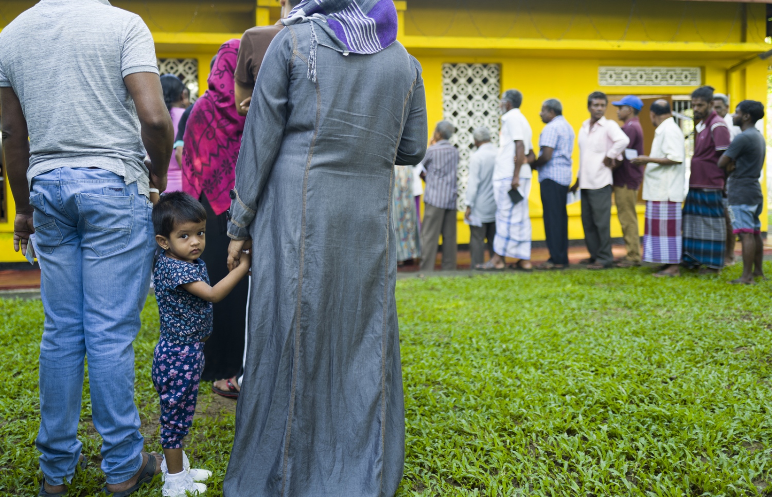 ކޮލަމްބޯ - ނޮވެމްބަރު 16، 2019: ލަންކާގެ ރިޔާސީ އިންތިޚާބުގައި ވޯޓުލާން ބަޔަކު ކިޔޫ ހަދާފައި. --ފޮޓޯ:އޭއެފްޕީ