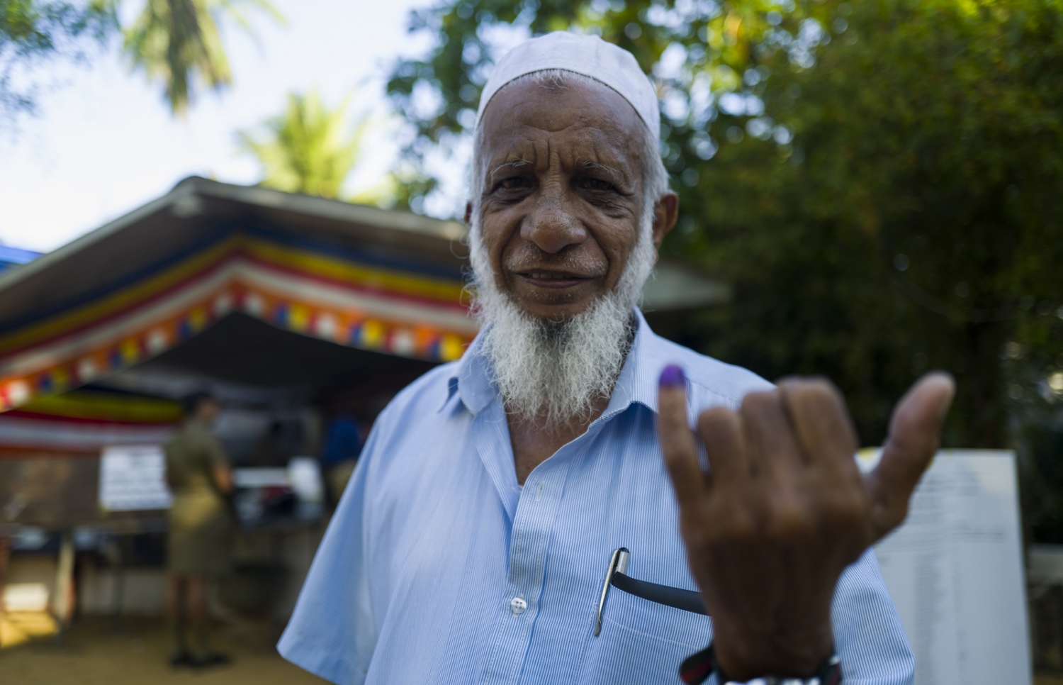 ކޮލަމްބޯ - ނޮވެމްބަރު 16، 2019: ލަންކާގެ ރިޔާސީ އިންތިޚާބުގައި މުސްލިމަކު ވޯޓުލުމަށް ފަހު ދެލިން މާކްކޮށްފައިވާ އިނގިލި ދައްކާލަނީ. --ފޮޓޯ:އޭއެފްޕީ