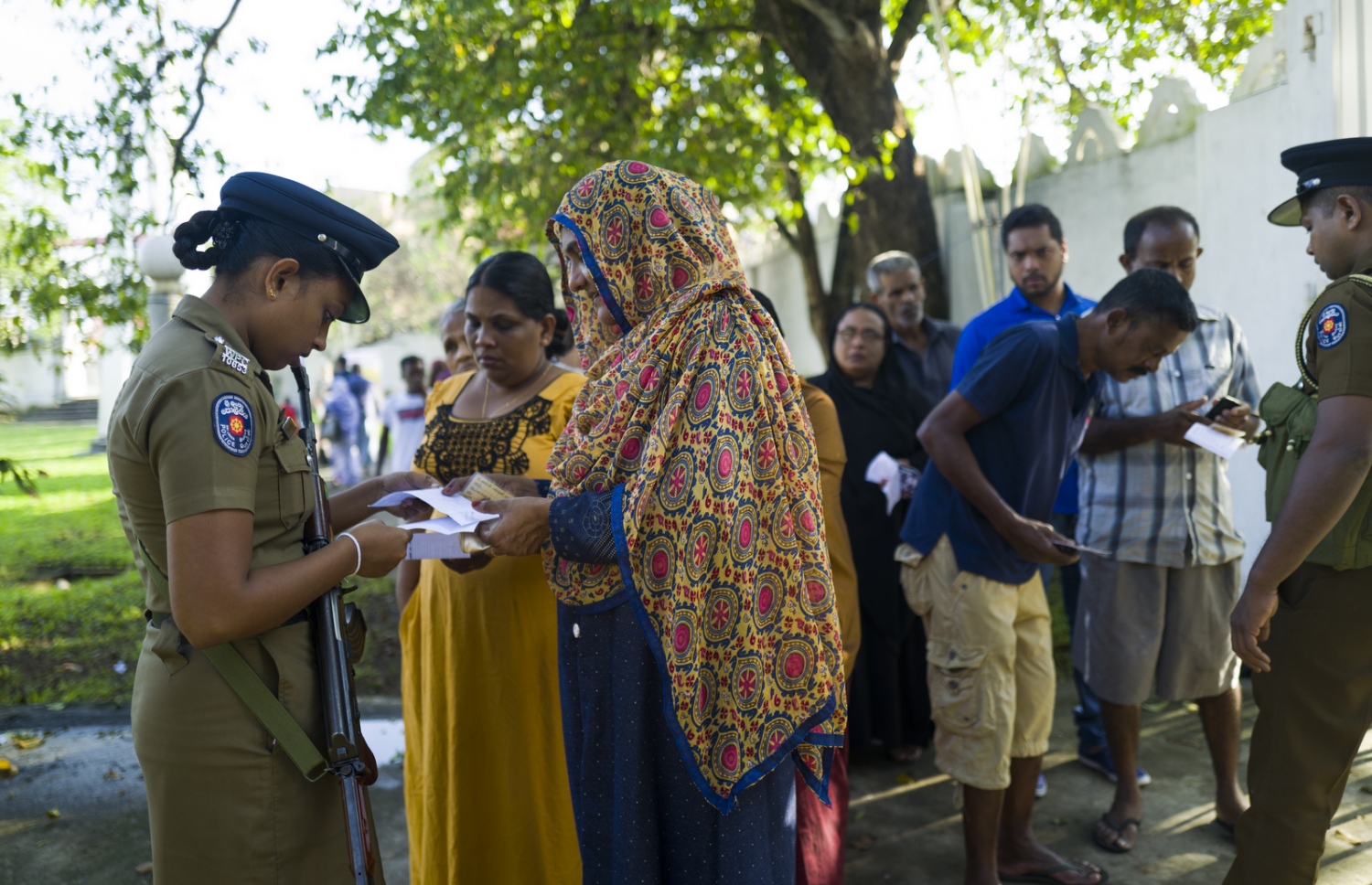 ކޮލަމްބޯ - ނޮވެމްބަރު 16، 2019: ލަންކާގެ ރިޔާސީ އިންތިޚާބުގައި ވޯޓުލާން ކިޔޫ ހަދާފައިވާ އިރު ޑޮކިއުމެންޓްތައް ޗެކް ކުރަނީ. --ފޮޓޯ:އޭއެފްޕީ