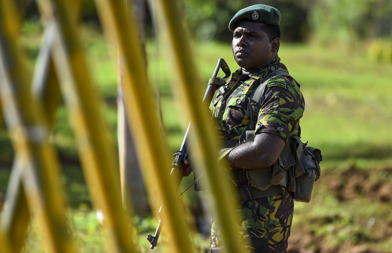 ކޮލަމްބޯ - ނޮވެމްބަރު 16، 2019: ލަންކާގެ ރިޔާސީ އިންތިޚާބުގެ ވޯޓު ފޮށިތައް ގެންދާއިރު ސްޕެޝަލް ޓާސްކް ފޯހުގެ ސިފައިން ސަލާމަތީ ކަންކަން ބަލަހައްޓަނީ. --ފޮޓޯ:އޭއެފްޕީ