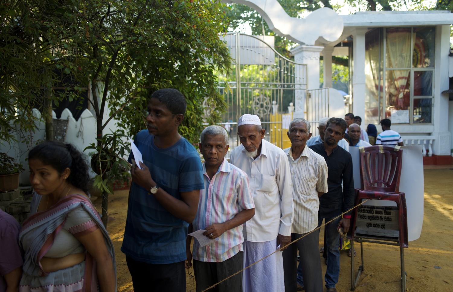 ކޮލަމްބޯ - ނޮވެމްބަރު 16، 2019: ލަންކާގެ ރިޔާސީ އިންތިޚާބުގައި ވޯޓުލާން ބަޔަކު ކިޔޫ ހަދާފައި. --ފޮޓޯ:އޭއެފްޕީ