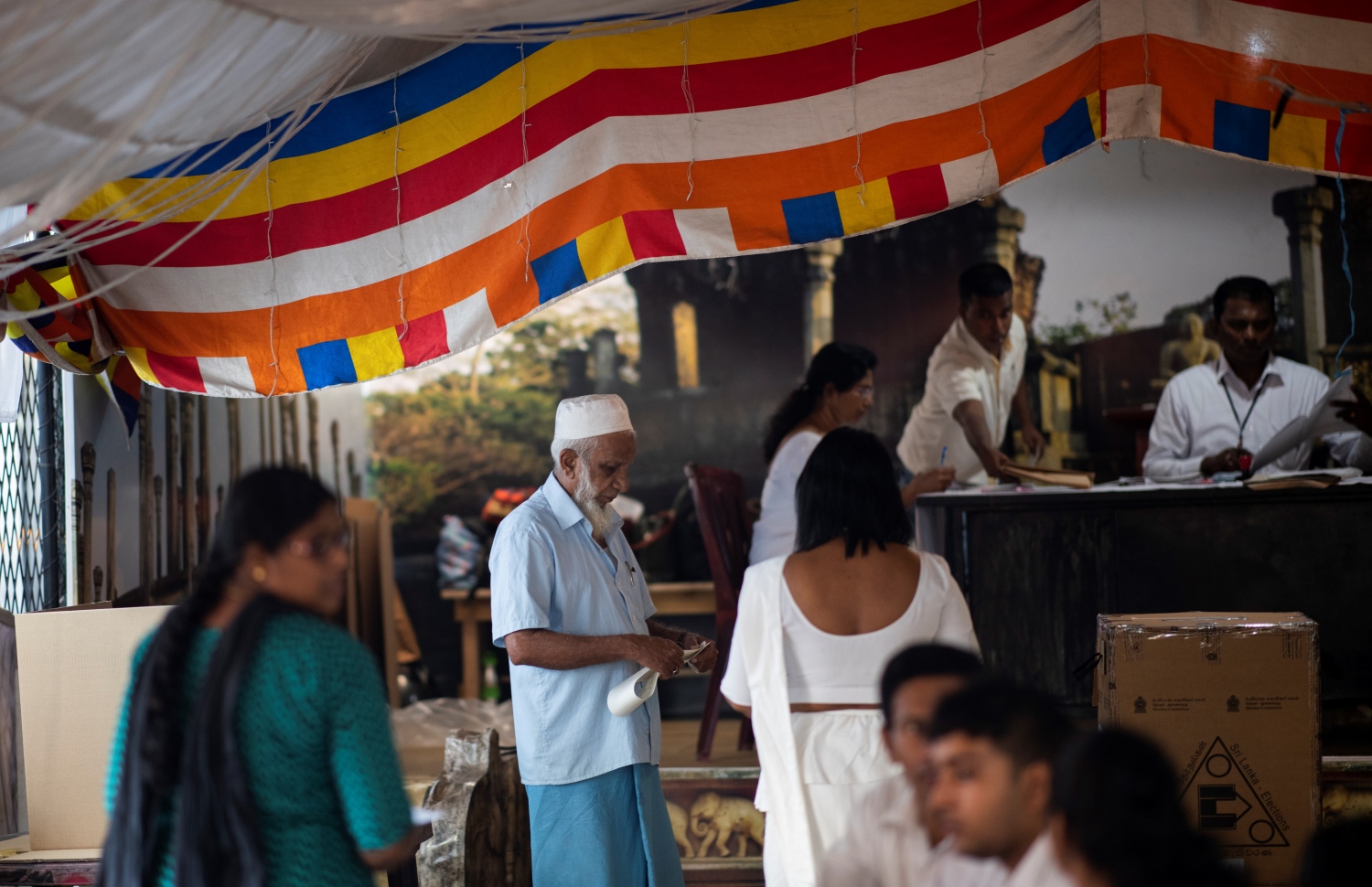 ކޮލަމްބޯ - ނޮވެމްބަރު 16، 2019: ލަންކާގެ ރިޔާސީ އިންތިޚާބުގައި ވޯޓުލާން ބަޔަކު ކިޔޫ ހަދާފައި. --ފޮޓޯ:އޭއެފްޕީ