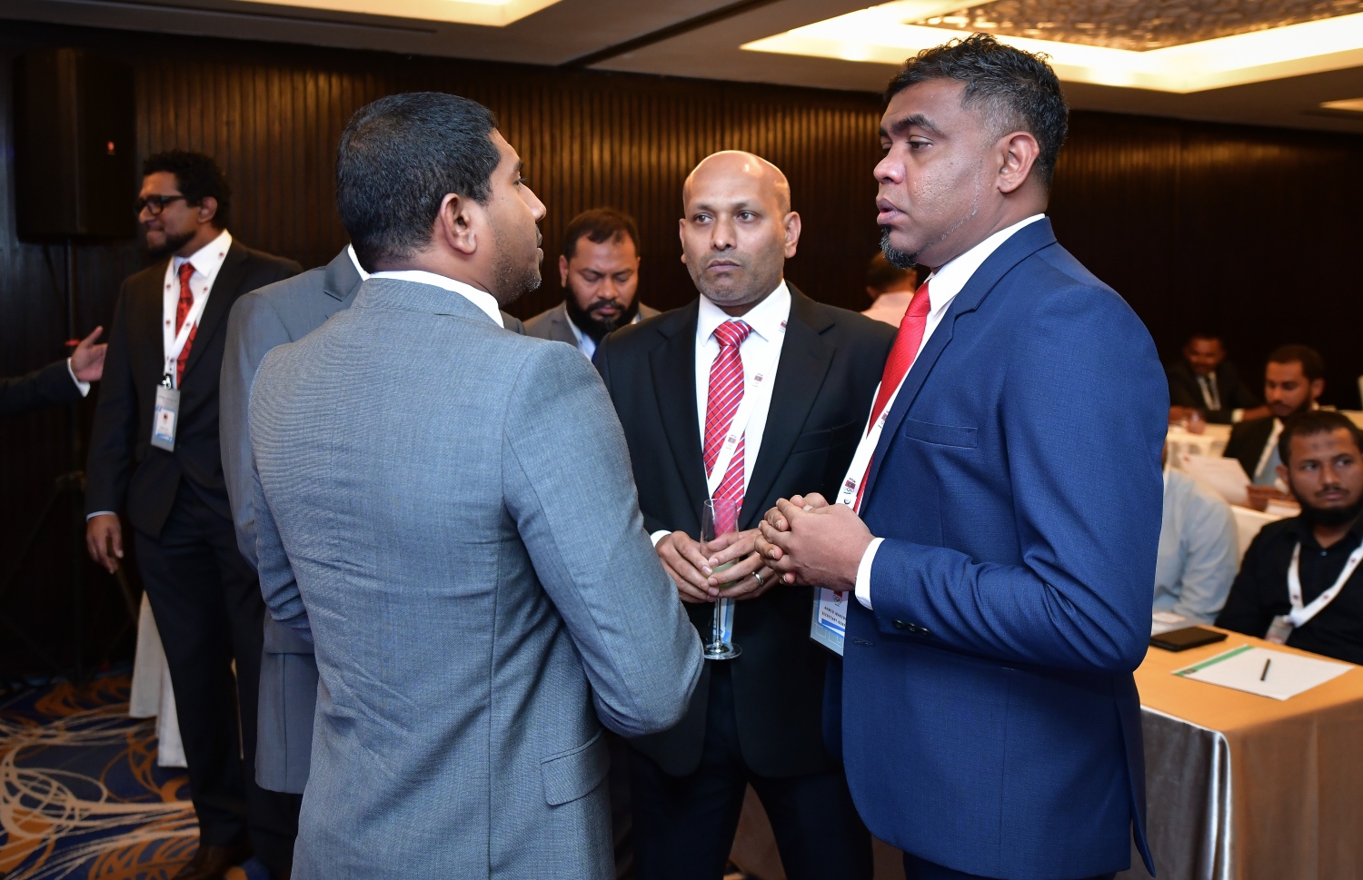 މިއަދު ބޭއްވި އޮލިމްޕިކް ކޮމިޓީގެ އާންމު ޖަލްސާގެ ތެރެއިން އޮލިމްޕިކް ކޮމިޓީގެ ސެކްރެޓަރީ ޖެނެރަލް މަރޭ (ކ) އާއި ސްޕޯޓްސް މިނިސްޓަރު މަހުލޫފް ވާހަކަ ދައްކަވަނީ. -- ފޮޓޯ: ނިޝާން އަލީ/ މިހާރު