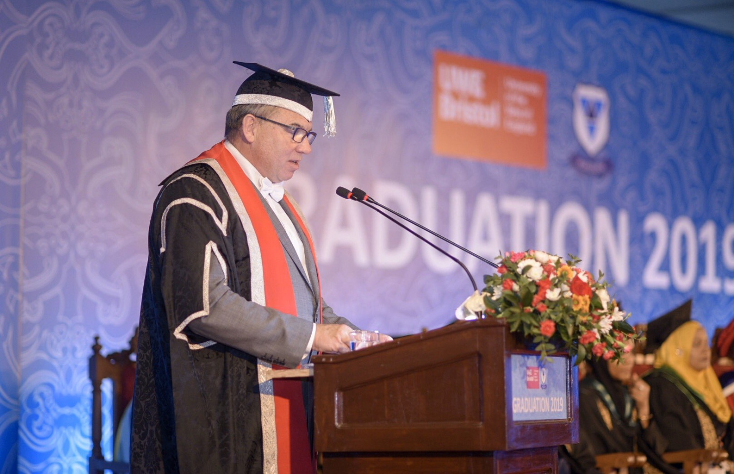 ވިލާ ކޮލެޖުގައި ހިންގާ ޔޫވީގެ ދަސްވެނިވުމުގެ ހަފުލާގައި  ޔޫވީގެ ވައިސް ޗާންސެލާ ސްޓީވް ސެޓްފިކެޓް ވާހަކަދައްކަވަނީ.- ފޮޓޯ: ވިލާ ކޮލެޖު