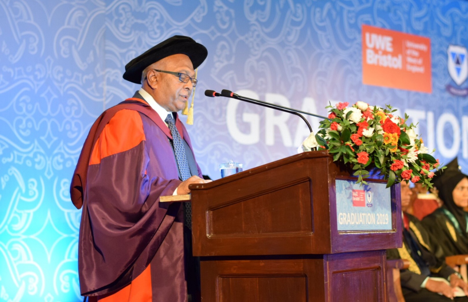 ވިލާ ކޮލެޖުގައި ހިންގާ ޔޫވީގެ ގްރެޖުއޭޝަން ހަފުލާގައި، ވިލާގެ ރެކްޓާ ޑރ. އަންވަރު ވާހަކަދައްކަވަނީ - ފޮޓޯ: ވިލާ ކޮލެޖު