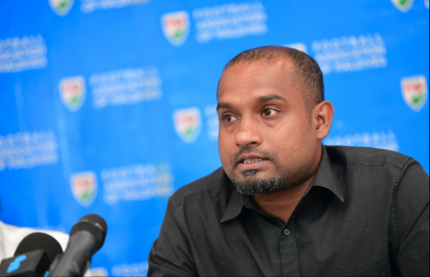 ނޫސްވެރިންގެ ބައްދަލުވުމުގައި ޖަވާ ވާހަކަ ދައްކަވަނީ.-- ފޮޓޯ: ހުސެއިން ވަހީދު/ މިހާރު