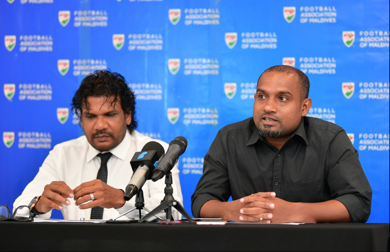 އެފްއޭއެމް ހައުސްގައި މިއަދު ބޭއްވި ނޫސްވެރިންގެ ބައްދަލުވުމުގައި ޖަވާޒް (ކ) އާއި ޝިބާ ވާހަކަދައްކަނީ.-- ފޮޓޯ: ހުސެއިން ވަހީދު/ މިހާރު