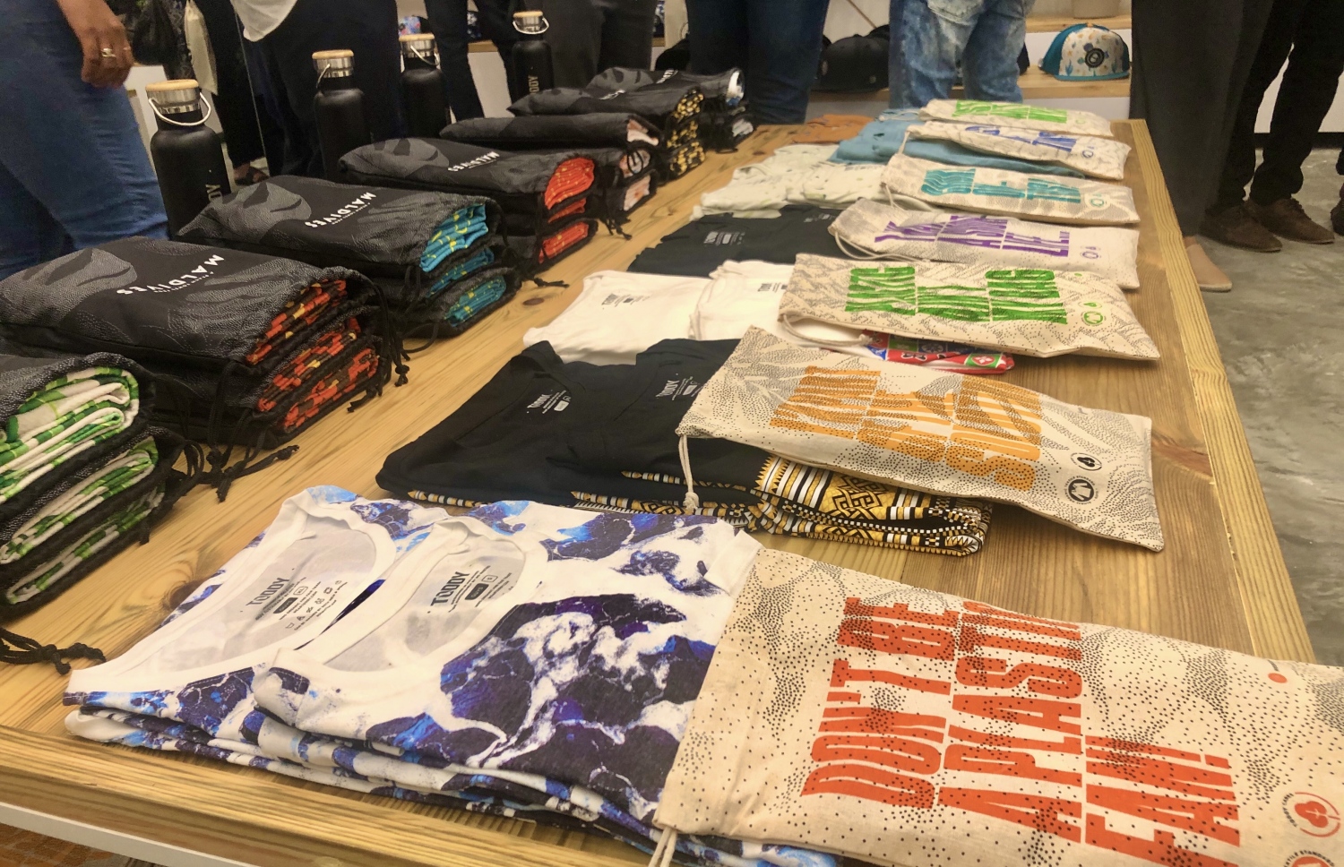 ކްރޮސްރޯޑްސްގައި ހުޅުވި ޓޮޑީ ފިހާރައިގެ ބައެއް އުފެއްދުންތައް-- ފޮޓޯ: މާކޮމްސް