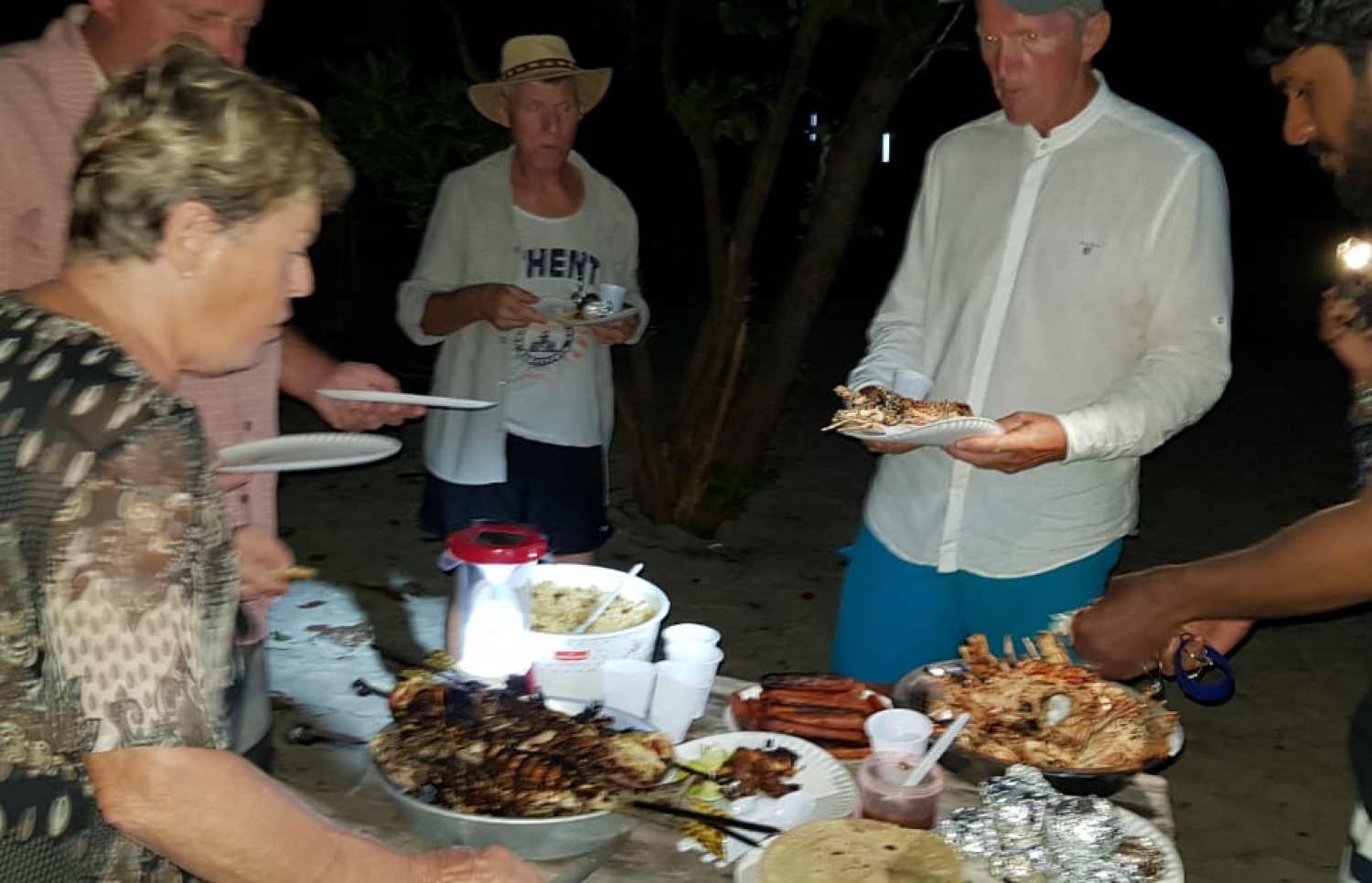 އުލިގަމުގައި ޓޫރިސްޓުންތަކެއް: އެރަށަށް އަންނަ ޓޫރިސްޓުންގެ އަދަދު ބޮޑުތަނުން ވަނީ މަދުވެފައި-- ފޮޓޯ: އަސަދުﷲ