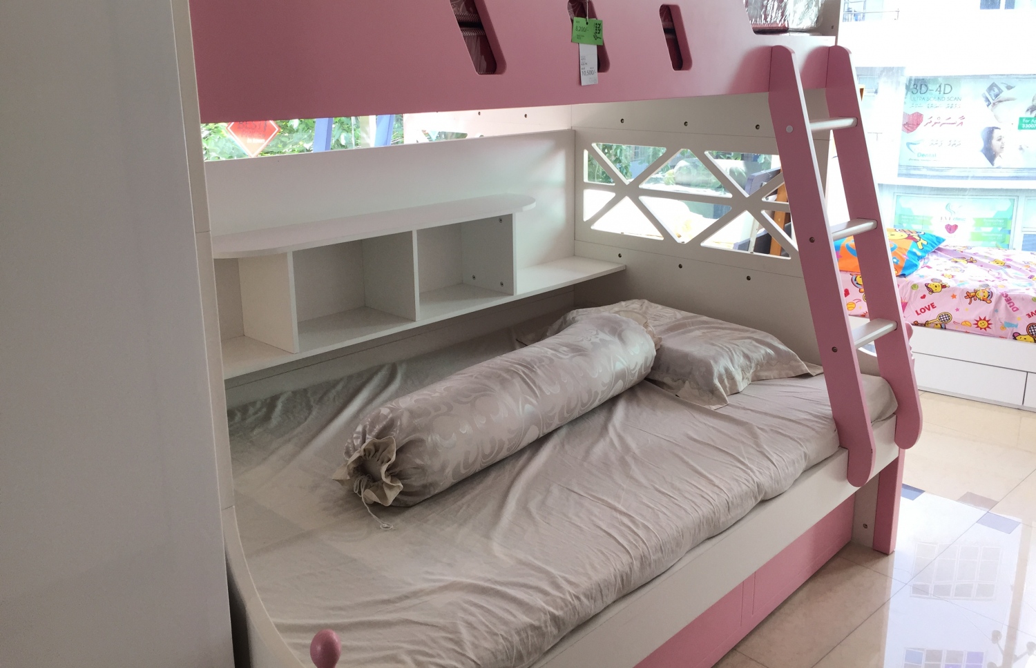 ސަންފްރަންޓް ލިވިންގައި ހުރި އެނދެއް -- ފޮޓޯ: މިހާރު