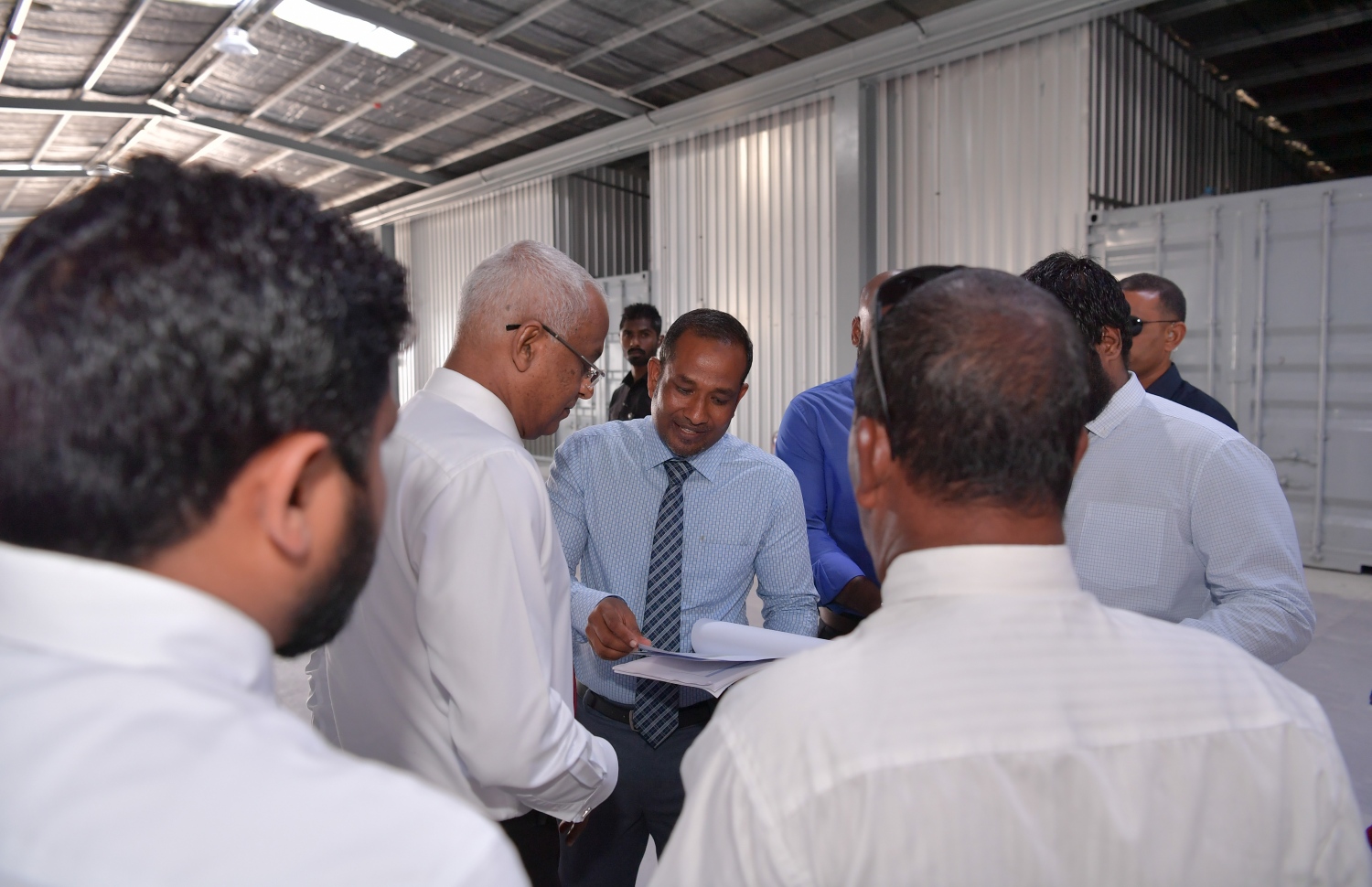 ކެމިކަލް ރައްކާކުރާ ގުދަންތަކުގެ ރައްކާތެރިކަމުގެ ފިޔަވަޅުތަކާއި ބެހޭގޮތުން ރައީސަށް މައުލޫމާތު ދެއްވަނީ.-- ފޮޓޯ: ރައީސް އޮފީސް