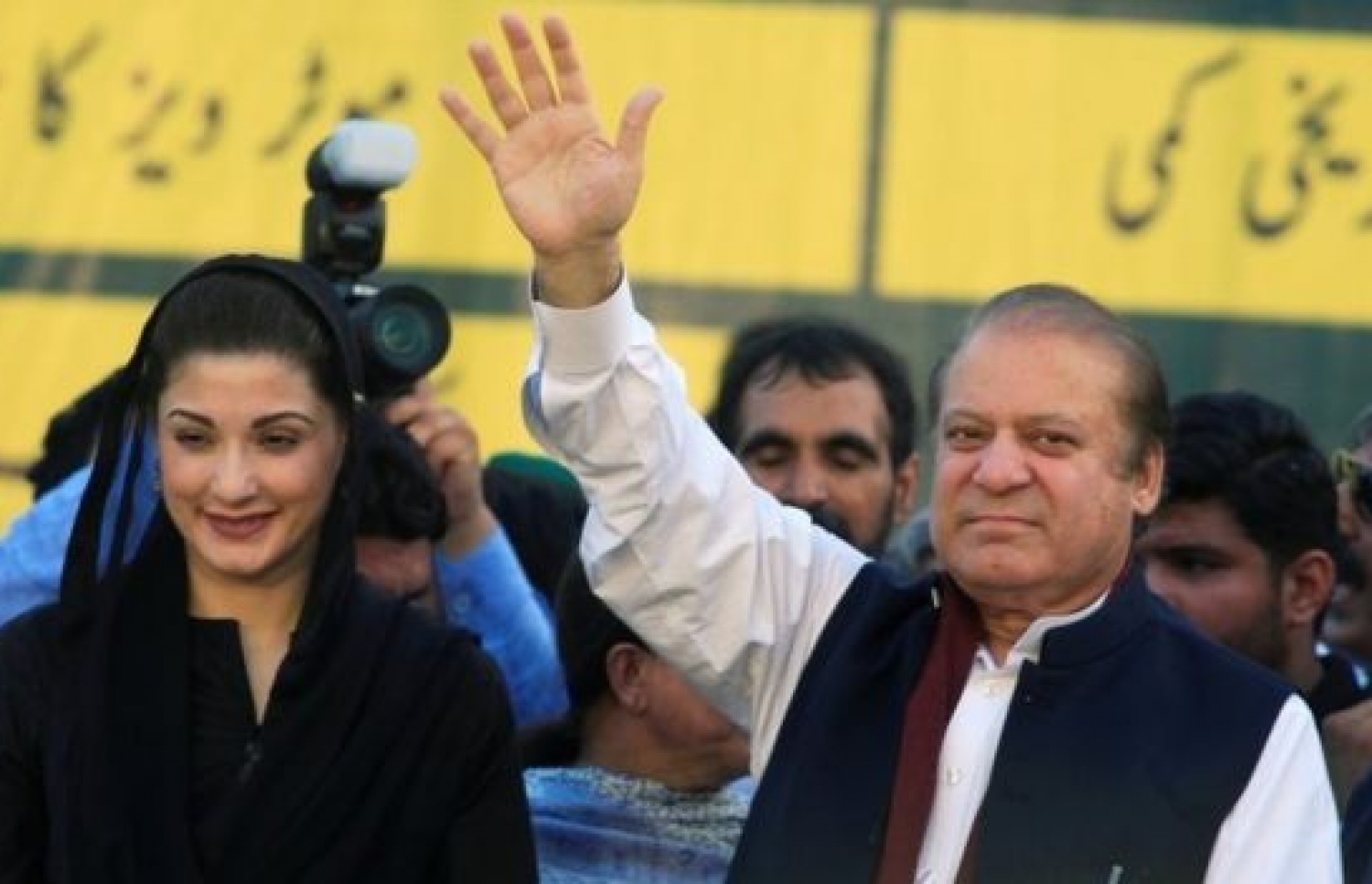 ޕާކިސްތާނުގެ ކުރީގެ ބޮޑު ވަޒީރު ނަވާޒް ޝަރީފް އާއި ދަރިކަނބަލުން މަރިޔަމް. --ފޮޓޯ:ރޮއިޓާސް