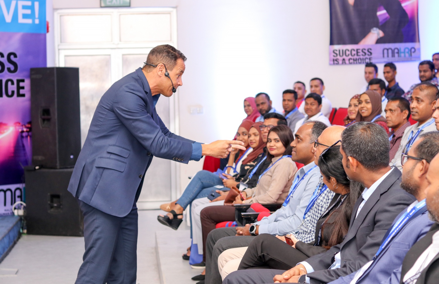 ރޮބިން ބޭންކްސް ސެޝަން ކުރިއަށް ގެންދަވަނީ: އެ ސެޝަންގައި 250 މީހުން ބައިވެރިވި-- ފޮޓޯ: މާޕް