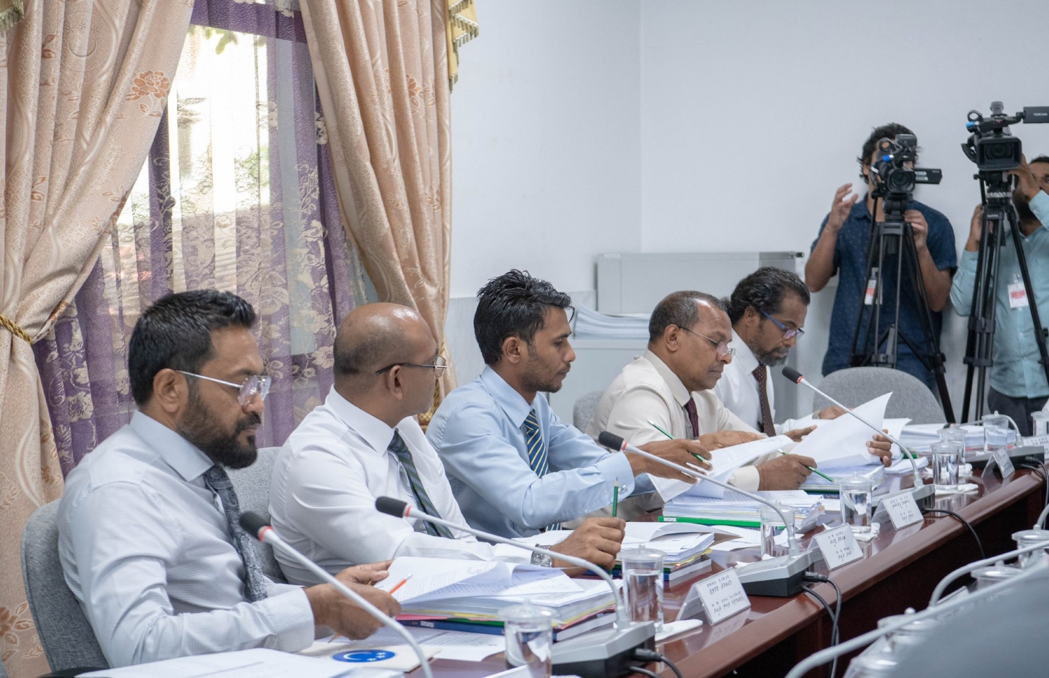 މަޖިލީހުގައި މިއަދު ބޭއްވި ލާމަރުކަޒީ ކޮމެޓީގައި ބައިވެރިވެވަޑައިގެންނެވި ބައެއް މެމްބަރުން .-- ފޮޓޯ: މަޖިލިސް