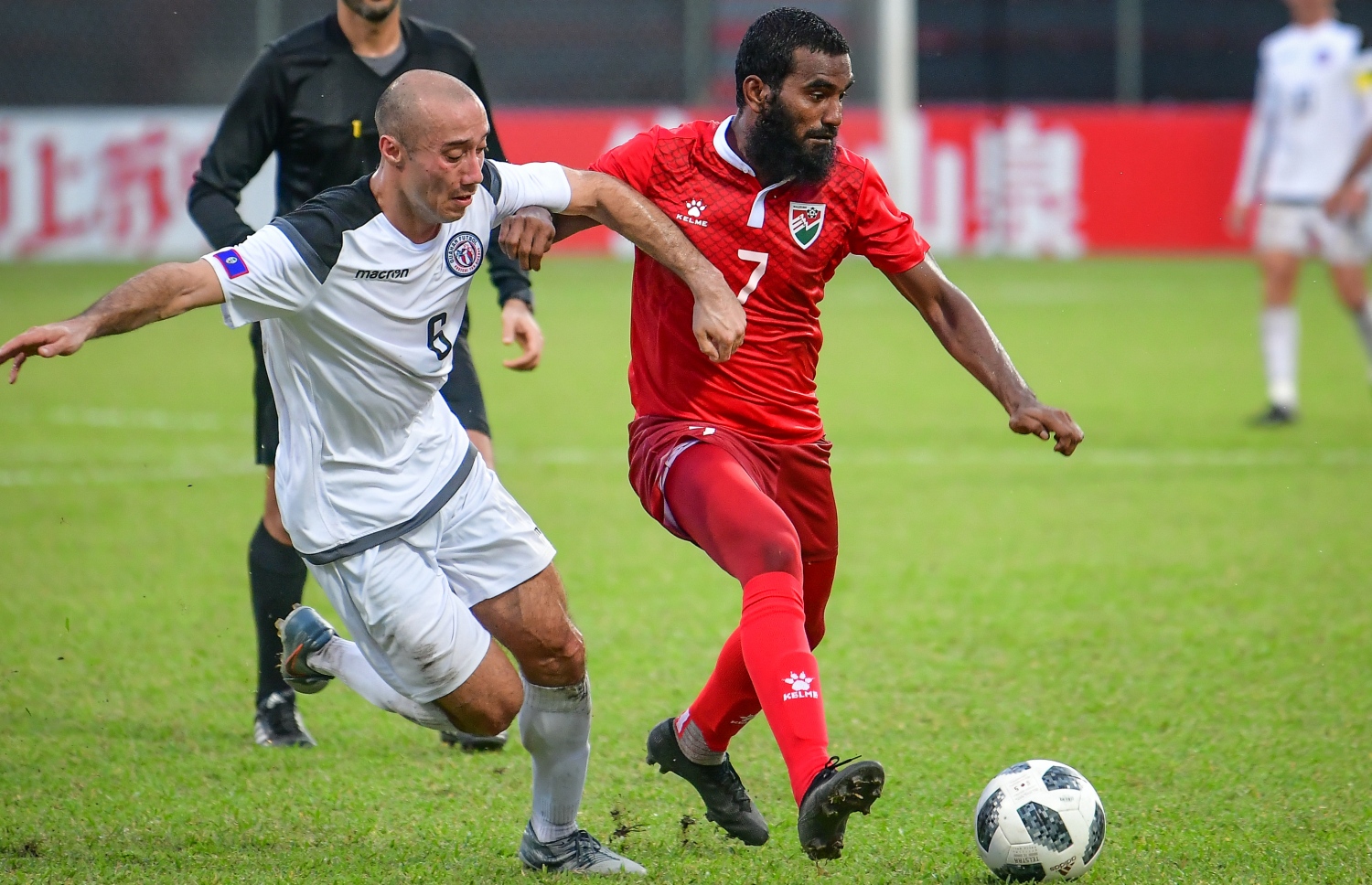 މާލެ: 19 ނޮވެމްބަރ 2019: ވޯލްޑް ކަޕް ކޮލިފައިންގައި ދިވެހިރާއްޖެ އާއި ގުއާމް ބައްދަލުކުރި މެޗުގެ ތެރެއިން: 3-1 އިން ގުއާމް ބަލިކޮށް ރާއްޖޭ ވަނީ އޭޝިއަން ކަޕް ކޮލިފައިންގެ ތިން ވަނަ ބުރުން ސީދާ ޖާގައެއް ހޯދުމުގެ އުއްމީދު އާކޮށްފައި. -ފޮޓޯ:ނިޝާން އަލީ /މިހާރު