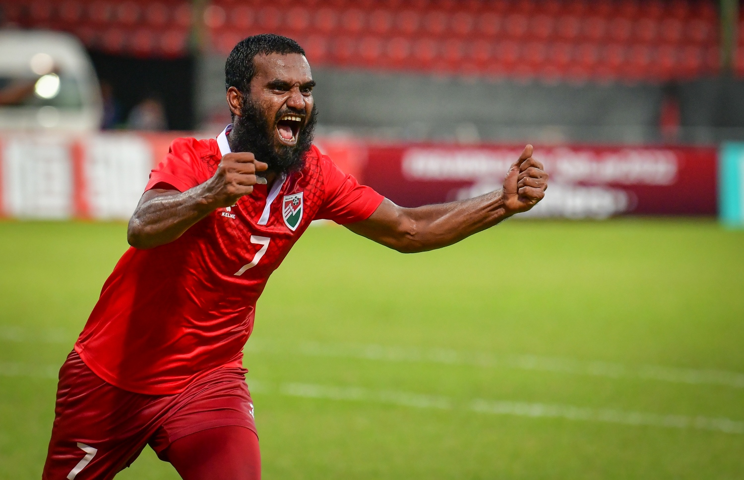 މާލެ: 19 ނޮވެމްބަރ 2019: ވޯލްޑް ކަޕް ކޮލިފައިންގައި ދިވެހިރާއްޖެ އާއި ގުއާމް ބައްދަލުކުރި މެޗުގެ ތެރެއިން ދަގަނޑޭ ގޯލް ޖެހުމަށް ފަހު އުފާފާޅުކުރަނީ، 3-1 އިން ގުއާމް ބަލިކޮށް ރާއްޖޭ ވަނީ އޭޝިއަން ކަޕް ކޮލިފައިންގެ ތިން ވަނަ ބުރުން ސީދާ ޖާގައެއް ހޯދުމުގެ އުއްމީދު އާކޮށްފައި. -ފޮޓޯ:ނިޝާން އަލީ /މިހާރު