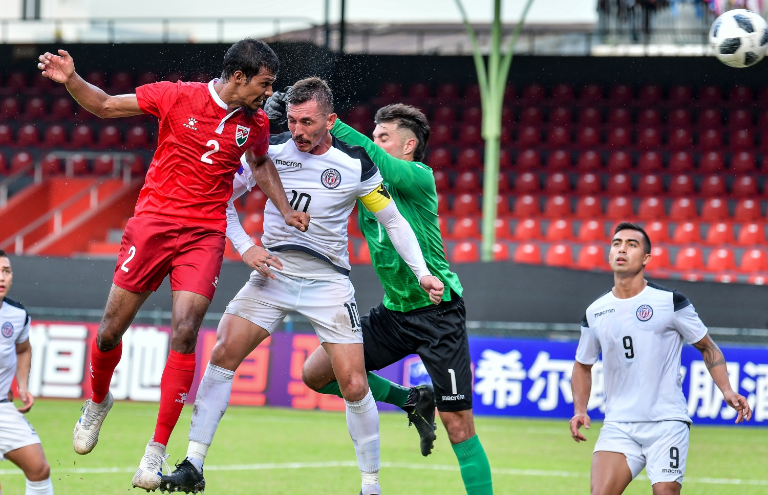 މާލެ: 19 ނޮވެމްބަރ 2019: ވޯލްޑް ކަޕް ކޮލިފައިންގައި ދިވެހިރާއްޖެ އާއި ގުއާމް ބައްދަލުކުރި މެޗުގެ ތެރެއިން،  3-1 އިން ގުއާމް ބަލިކޮށް ރާއްޖޭ ވަނީ އޭޝިއަން ކަޕް ކޮލިފައިންގެ ތިން ވަނަ ބުރުން ސީދާ ޖާގައެއް ހޯދުމުގެ އުއްމީދު އާކޮށްފައި. -ފޮޓޯ:ނިޝާން އަލީ /މިހާރު