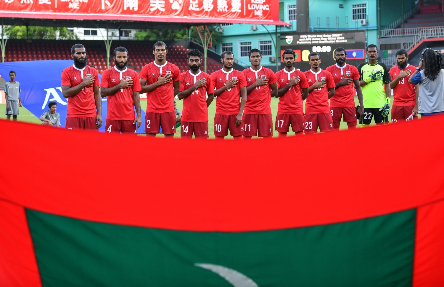 މާލެ: 19 ނޮވެމްބަރ 2019: ވޯލްޑް ކަޕް ކޮލިފައިންގައި ދިވެހިރާއްޖެ އާއި ގުއާމް ބައްދަލުކުރި މެޗުގެ ތެރެއިން: 3-1 އިން ގުއާމް ބަލިކޮށް ރާއްޖޭ ވަނީ އޭޝިއަން ކަޕް ކޮލިފައިންގެ ތިން ވަނަ ބުރުން ސީދާ ޖާގައެއް ހޯދުމުގެ އުއްމީދު އާކޮށްފައި. -ފޮޓޯ:ނިޝާން އަލީ /މިހާރު