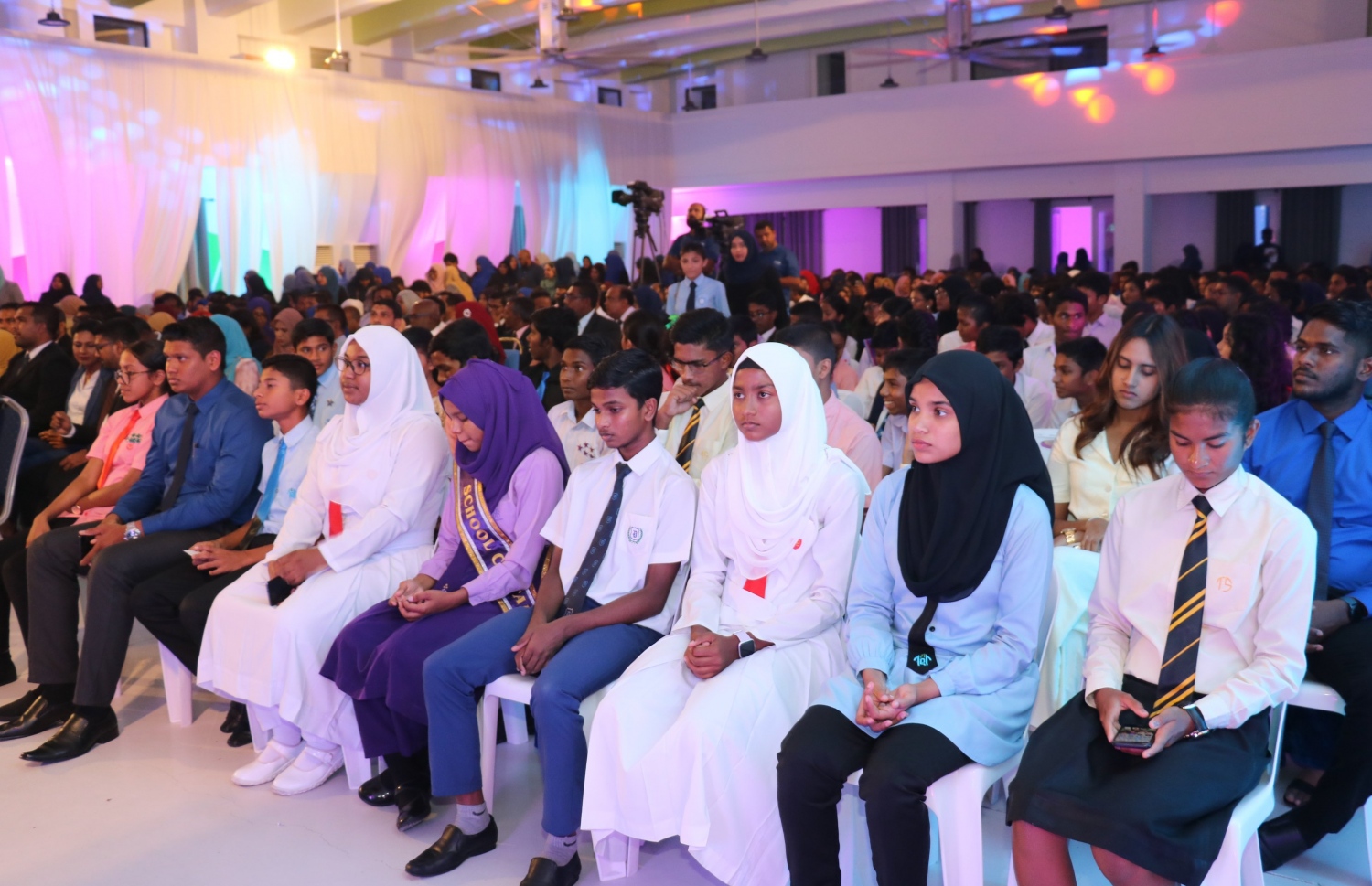 ކަލާސް އެވޯޑު ދިނުމަށް ބޭއްވި ރަސްމިއްޔާތުގައި ބައިވެރިވި ބައެއް ދަރިވަރުން.- ފޮޓޯ: އެޑިއުކޭޝަން މިނިސްޓްރީ