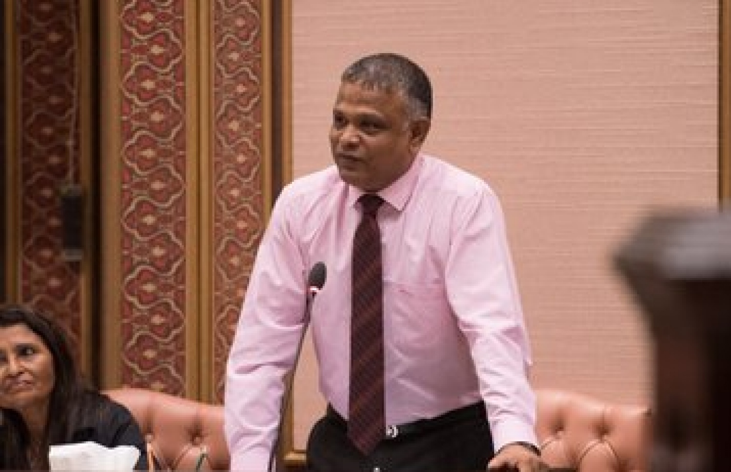 ރައްޔިތުންގެ މަޖިލީހުގެ މިއަދުގެ ޖަލްސާގައި، ހަޔާ އެޑިއުކޭޝަން މިނިސްޓަރު އިބްރާހިމް ހަސަން މަޖިލީހުގެ މެމްބަރުންގެ ސުވާލުތަކަށް ޖަވާބު ދެއްވަނީ.---ފޮޓޯ: މަޖިލިސް