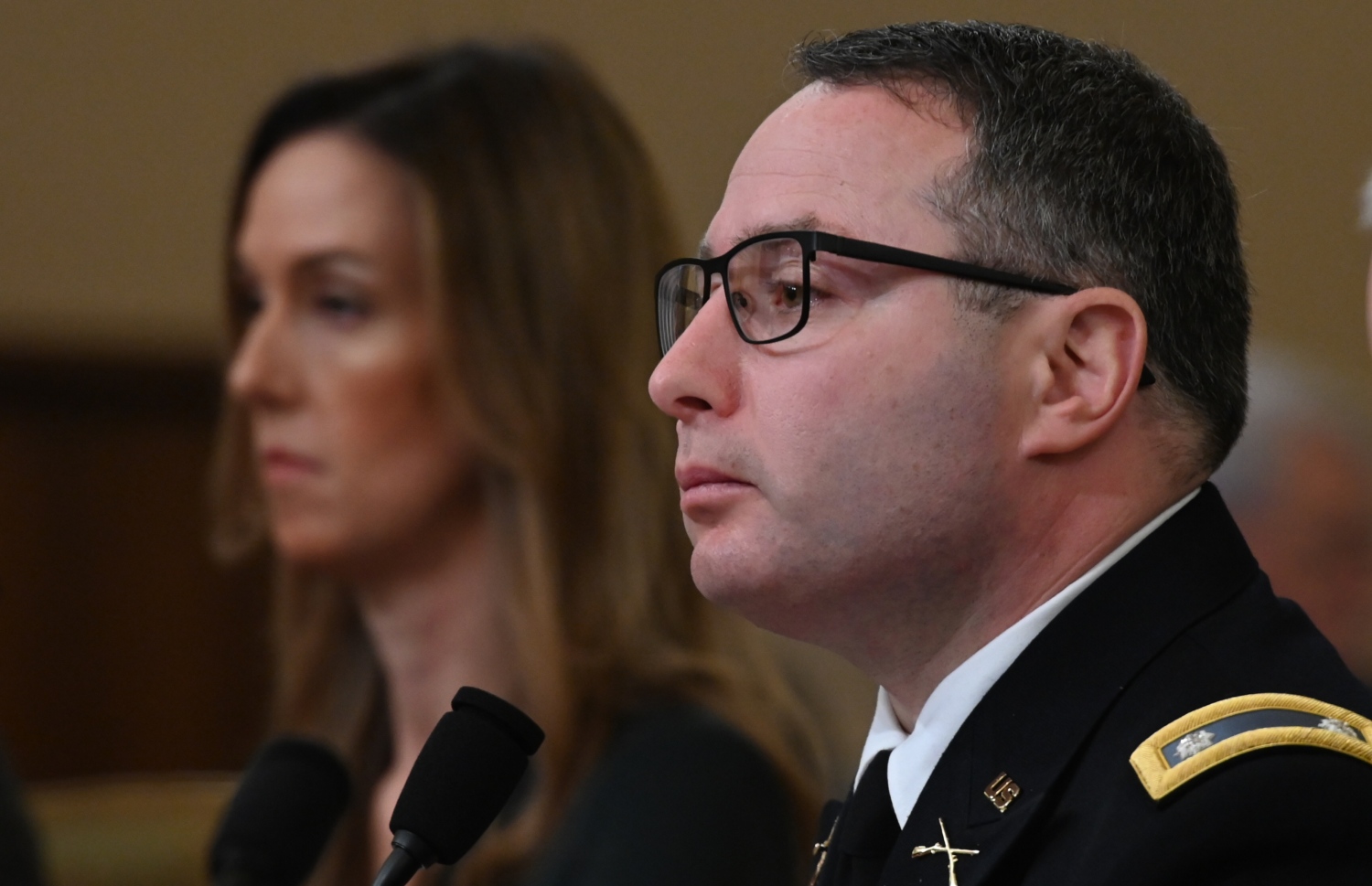 ނޭޝަނަލް ސެކިއުރިޓީ ކައުންސިލްގެ ޔުކްރޭން އެކްސްޕާޓް ލެފްޓިނެންޓް ކާނަލް އެލެގްޒެންޑާ ވިލްޑްމަން އަދި ނައިބް ރައީސް މައިކް ޕެންސްގެ ފޮރިން ސާވިސް އެޑްވައިޒަރު ޖެނިފާ ވިލިއަމްސް ހެކިބަސް ދެއްވަނީ. --ފޮޓޯ:އޭއެފްޕީ