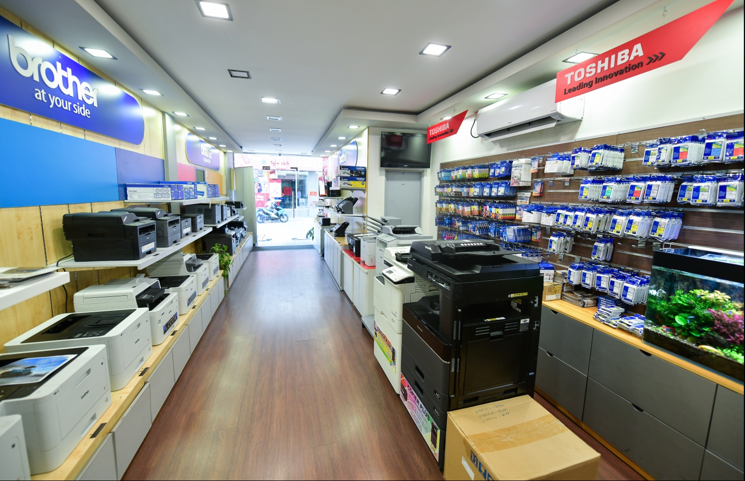 ކޮޕިއާ ޕްލަސް ފިހާރައިގެ އެތެރެ-- ފޮޓޯ: ހުސައިން ވަހީދު/މިހާރު