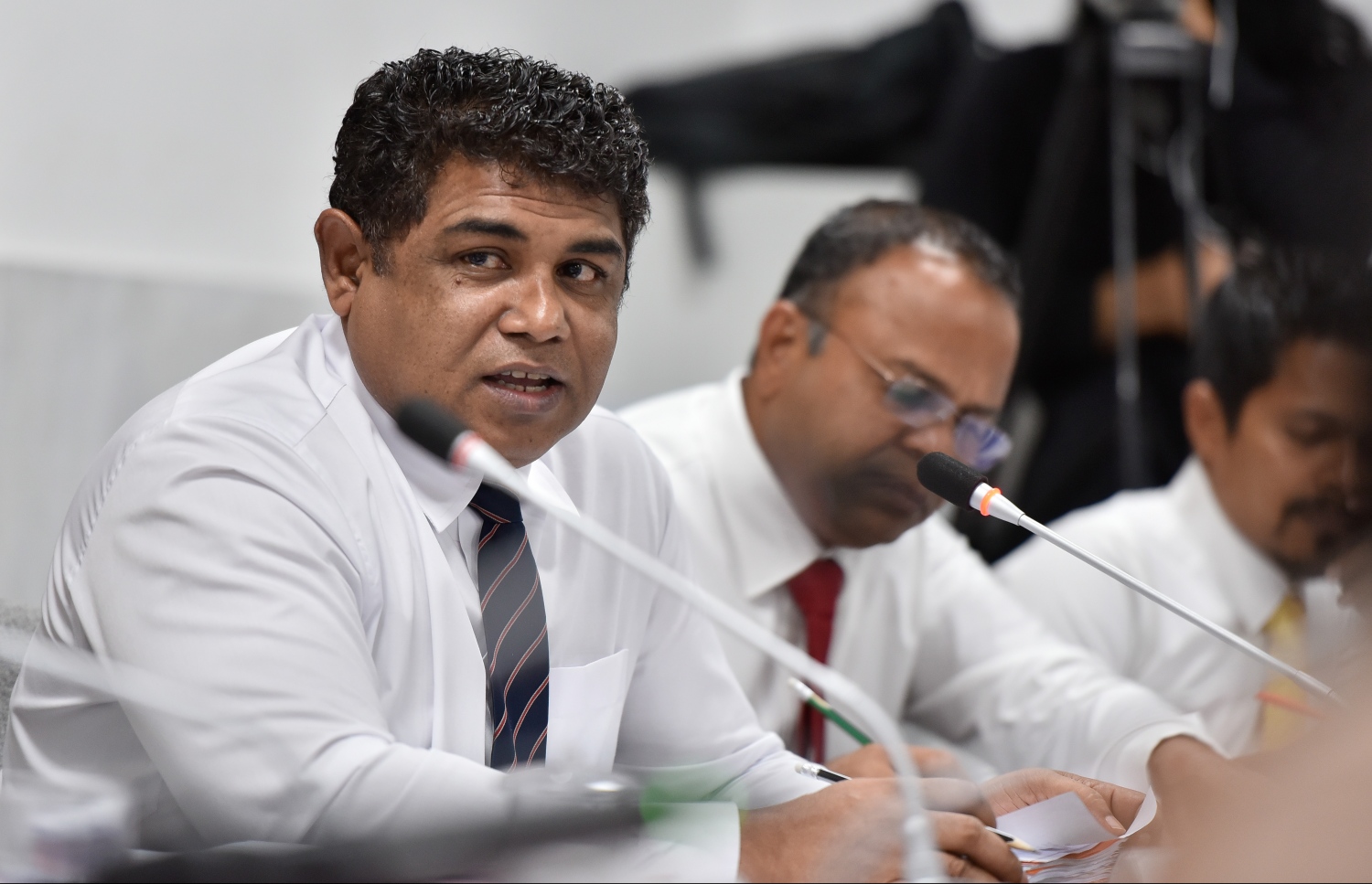 އިއްޔެ ބޭއްވި އެސްއޯއީ ކޮމިޓީގެ ބައްދަލުވުމުގައި މެމްބަރު އިބްރާހިމް ރަޝީދު (ބޮންޑޭ) ވާހަކަ ދައްކަވަނީ: ޖީއެމްއައިޒެޑްއެލްގެ މެނޭޖްމަންޓަށް ވަރަށް ބޮޑަށް ފާޑުވިދާޅުވި.---ފޮޓޯ: ނިޝާން އަލީ/މިހާރު