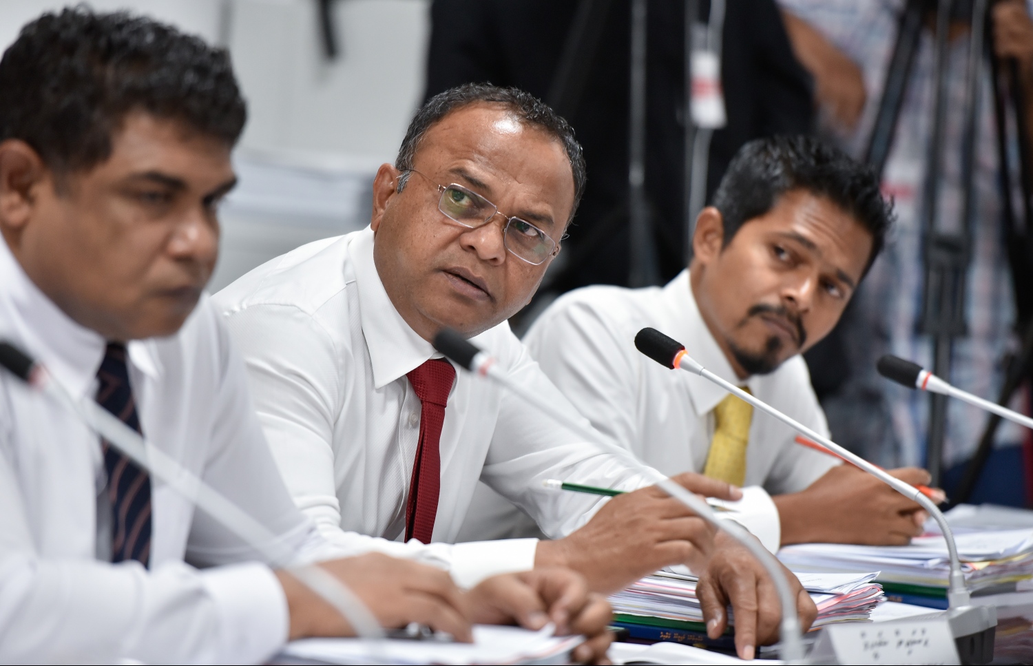 ޖީއެމްއައިޒެޑްއެލްގެ ކޯޅުމުގެ މައްސަލައާ ގުޅިގެން އެ ކުންފުނީގެ ބޯޑުގެ މެމްބަރުން ހާޒިރުކޮށް، އެސްއޯއީ ކޮމިޓީން މިއަދު ބޭއްވި ބައްދަލުވުމުގައި ހެންވޭރު ދެކުނު ދާއިރާގެ އެމްޑީޕީގެ މެމްބަރު ހުސައިން ޝަމީމް (އަނދުން ހުސައިން) ވާހަކަ ދައްކަވަނީ.---ފޮޓޯ: ނިޝާން އަލީ/މިހާރު