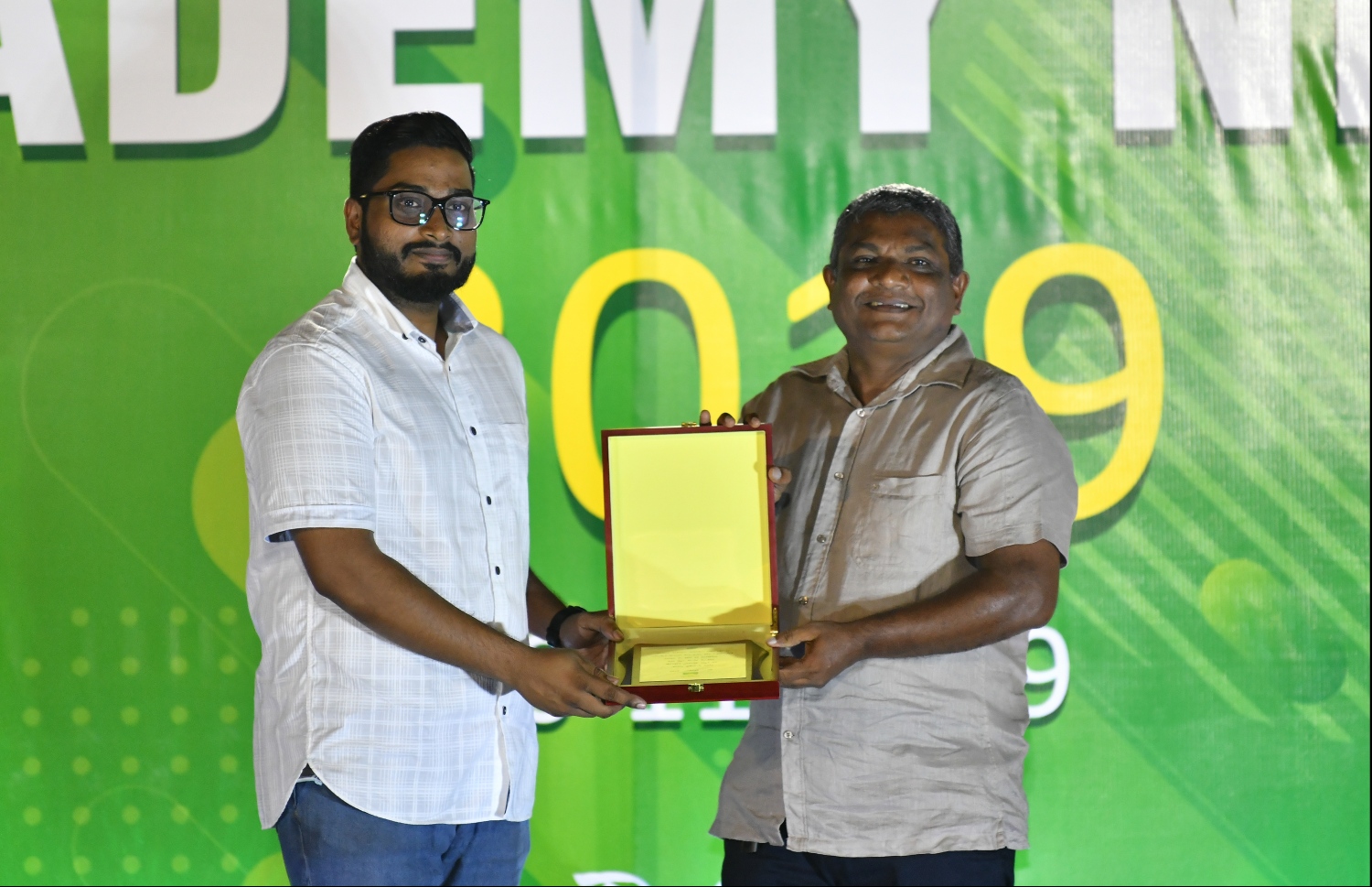 މާޒިޔާގެ ޗެއާމަން ސާޖިދު (ކ) އެފްއޭއެމްގެ ރައީސް ބައްސާމަށް ހާއްސަ އެވޯޑެއް ދެނީ. -- ފޮޓޯ: ހުސެއިން ވަހީދު/ މިހާރު