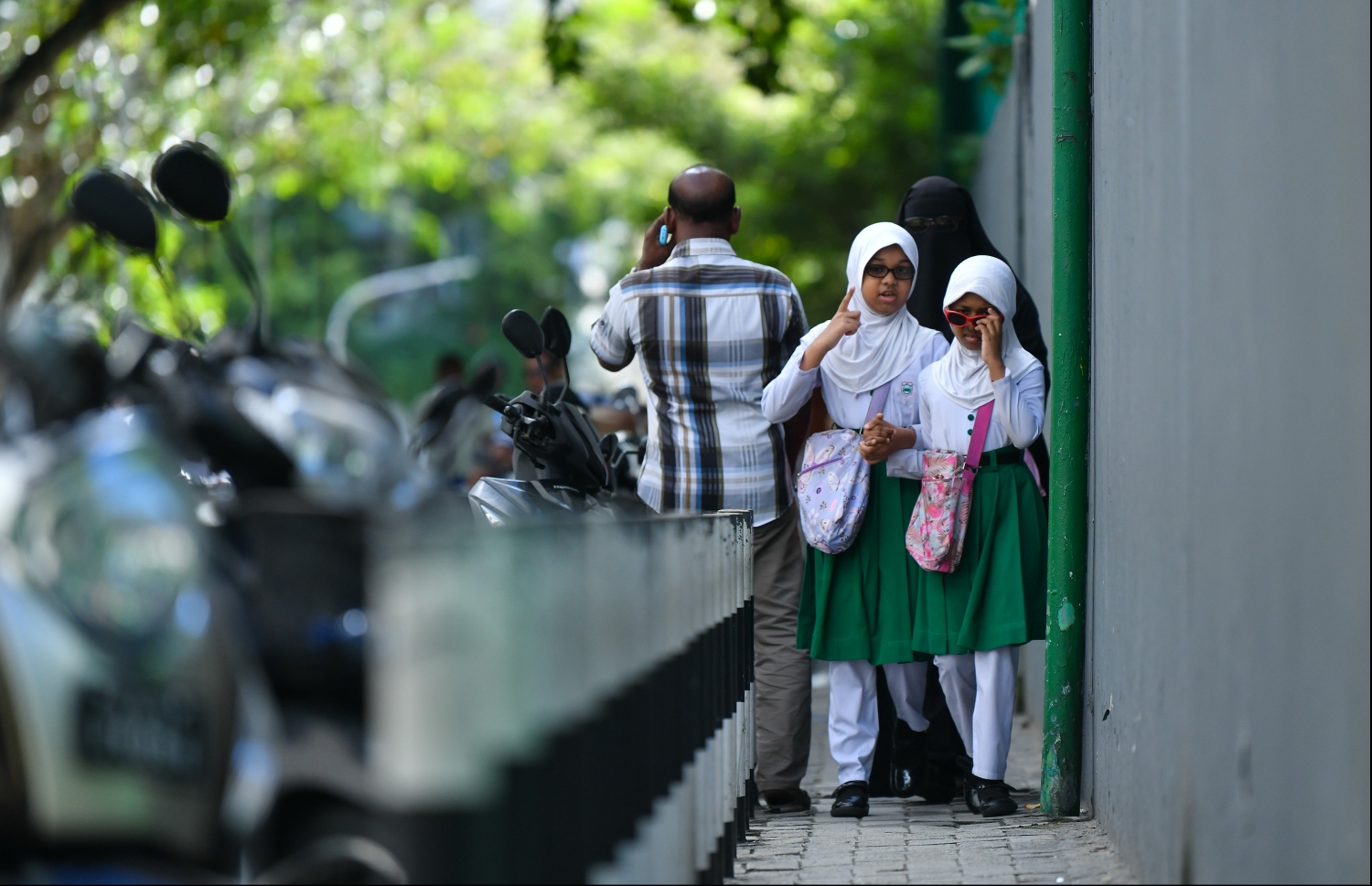 މާލެ: ނޮވެމްބަރު 21، 2019: ދިރާސީ އަހަރުގެ ކިޔެވުން ނިންމައި ދަރިވަރުންނަށް ރިޕޯޓުފޮތް ދިނުން.-- ފޮޓޯ: ހުސެން ވަހީދު /މިހާރު