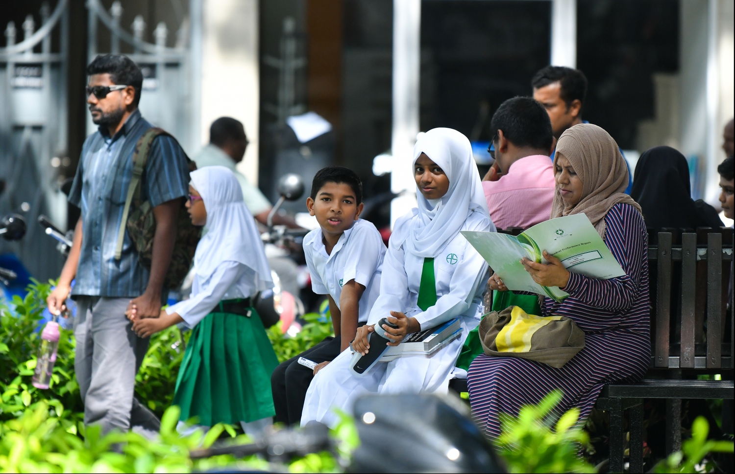 މާލެ: ނޮވެމްބަރު 21، 2019: ދިރާސީ އަހަރުގެ ކިޔެވުން ނިންމައި ދަރިވަރުންނަށް ރިޕޯޓުފޮތް ދިނުން.-- ފޮޓޯ: ހުސެން ވަހީދު /މިހާރު