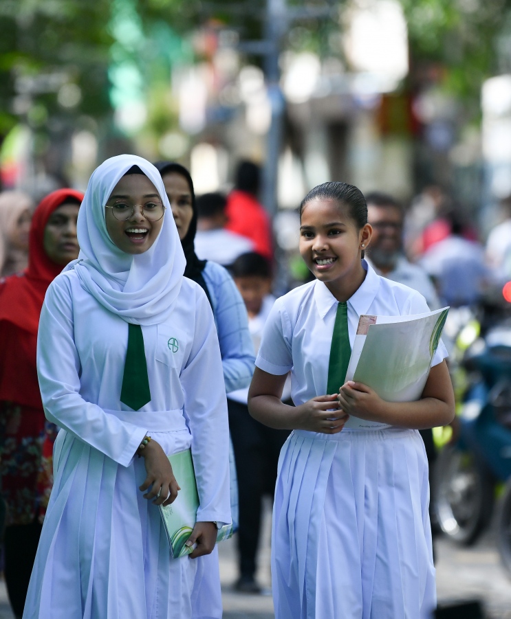 މާލެ: ނޮވެމްބަރު 21، 2019: ދިރާސީ އަހަރުގެ ކިޔެވުން ނިންމައި ދަރިވަރުންނަށް ރިޕޯޓުފޮތް ދިނުން.-- ފޮޓޯ: ހުސެން ވަހީދު /މިހާރު