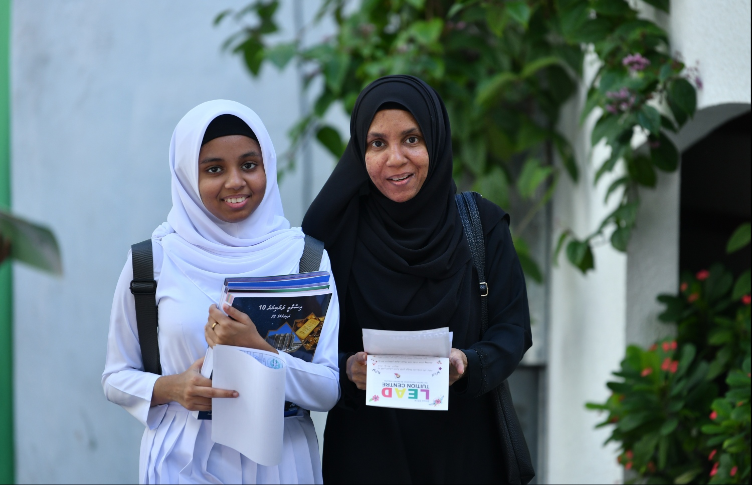 މާލެ: ނޮވެމްބަރު 21، 2019: ދިރާސީ އަހަރުގެ ކިޔެވުން ނިންމައި ދަރިވަރުންނަށް ރިޕޯޓުފޮތް ދިނުން.-- ފޮޓޯ: ހުސެން ވަހީދު /މިހާރު