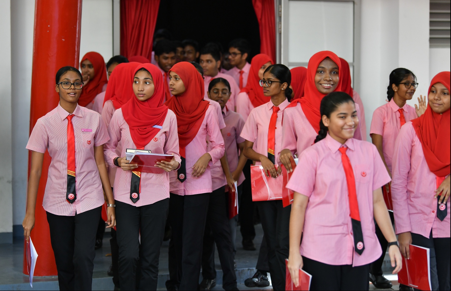 މާލެ: ނޮވެމްބަރު 21، 2019: ދިރާސީ އަހަރުގެ ކިޔެވުން ނިންމައި ދަރިވަރުންނަށް ރިޕޯޓުފޮތް ދިނުން.-- ފޮޓޯ: ހުސެން ވަހީދު /މިހާރު