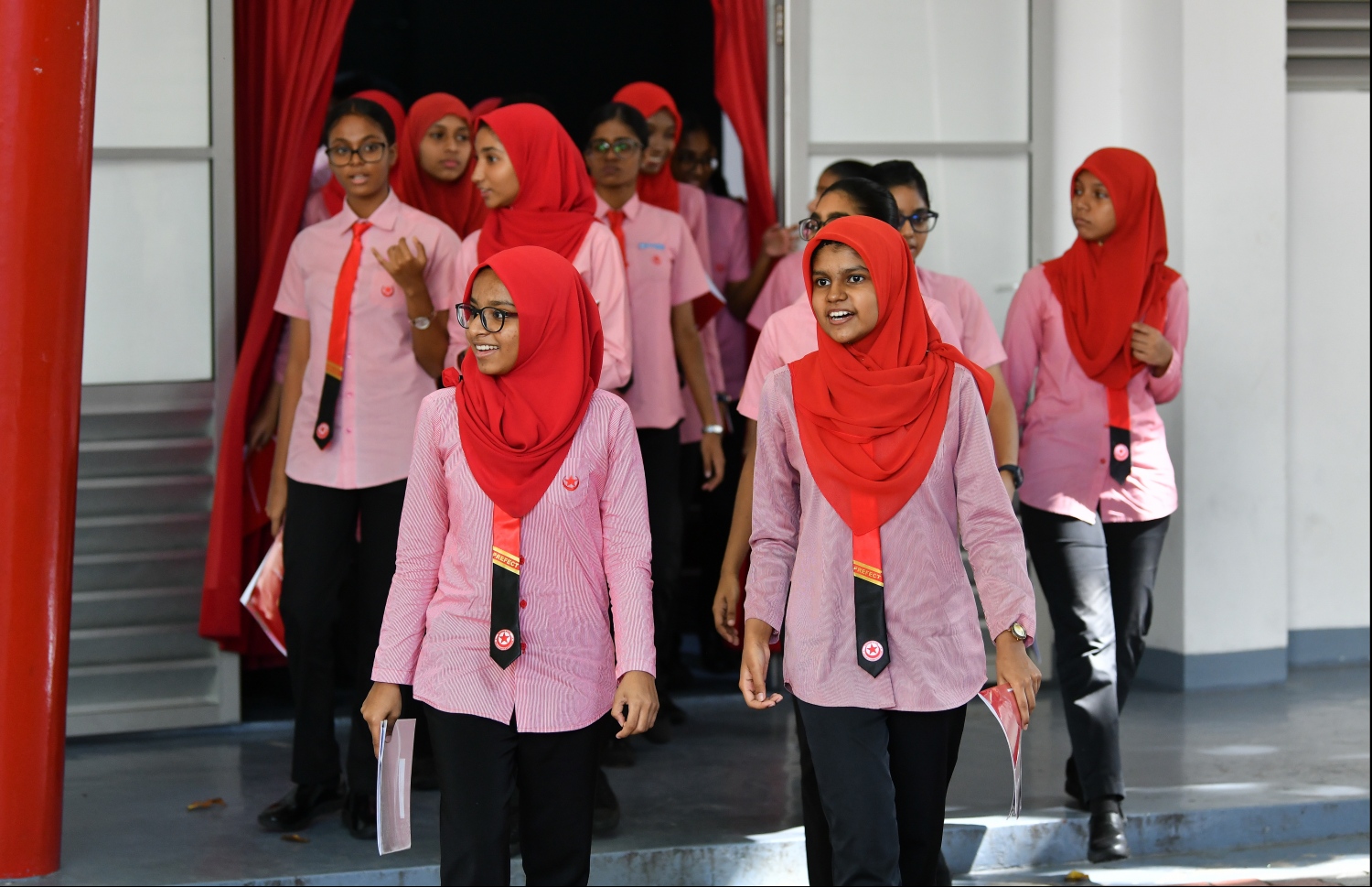 މާލެ: ނޮވެމްބަރު 21، 2019: ދިރާސީ އަހަރުގެ ކިޔެވުން ނިންމައި ދަރިވަރުންނަށް ރިޕޯޓުފޮތް ދިނުން.-- ފޮޓޯ: ހުސެން ވަހީދު /މިހާރު