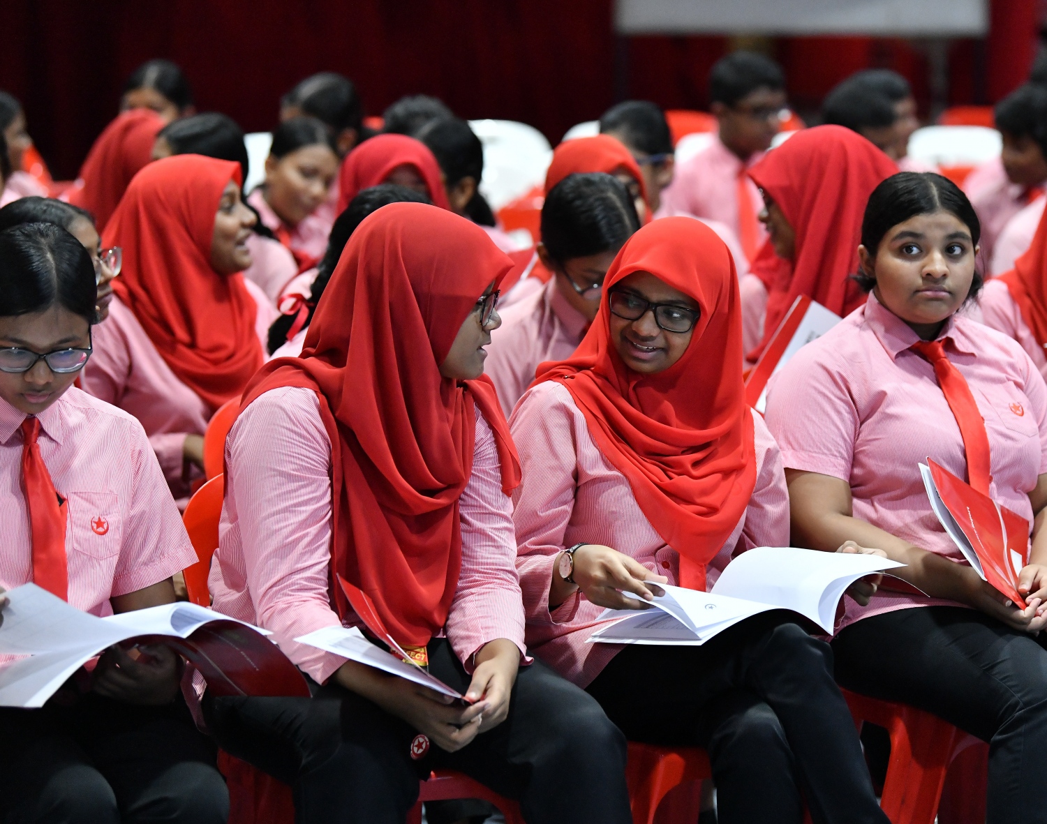 މާލެ: ނޮވެމްބަރު 21، 2019: ދިރާސީ އަހަރުގެ ކިޔެވުން ނިންމައި ދަރިވަރުންނަށް ރިޕޯޓުފޮތް ދިނުން.-- ފޮޓޯ: ހުސެން ވަހީދު /މިހާރު