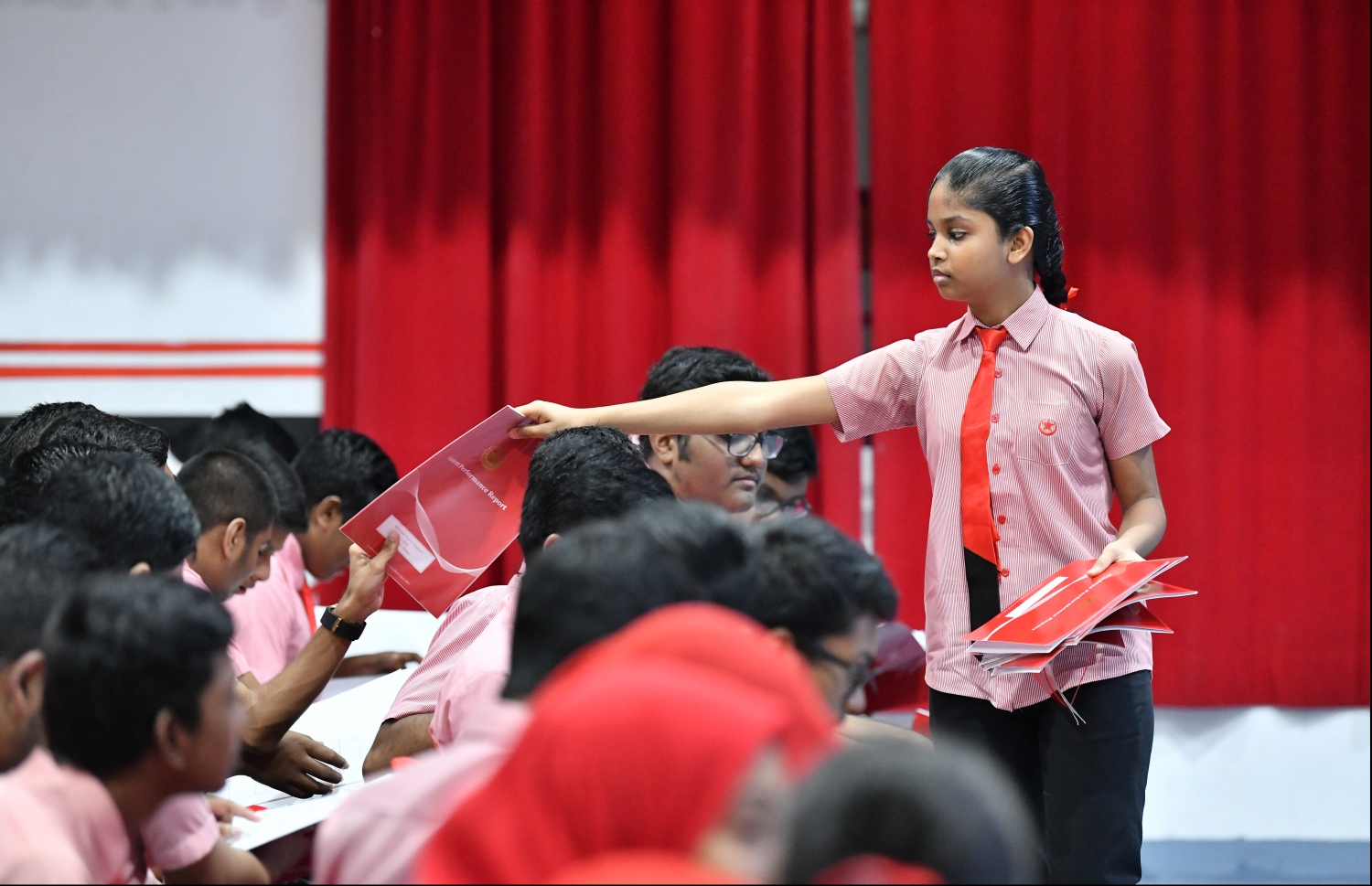 މާލެ: ނޮވެމްބަރު 21، 2019: ދިރާސީ އަހަރުގެ ކިޔެވުން ނިންމައި ދަރިވަރުންނަށް ރިޕޯޓުފޮތް ދިނުން.-- ފޮޓޯ: ހުސެން ވަހީދު /މިހާރު