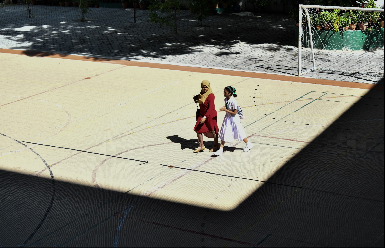 މާލެ: ނޮވެމްބަރު 21، 2019: ދިރާސީ އަހަރުގެ ކިޔެވުން ނިންމައި ދަރިވަރުންނަށް ރިޕޯޓުފޮތް ދިނުން.-- ފޮޓޯ: ހުސެން ވަހީދު /މިހާރު