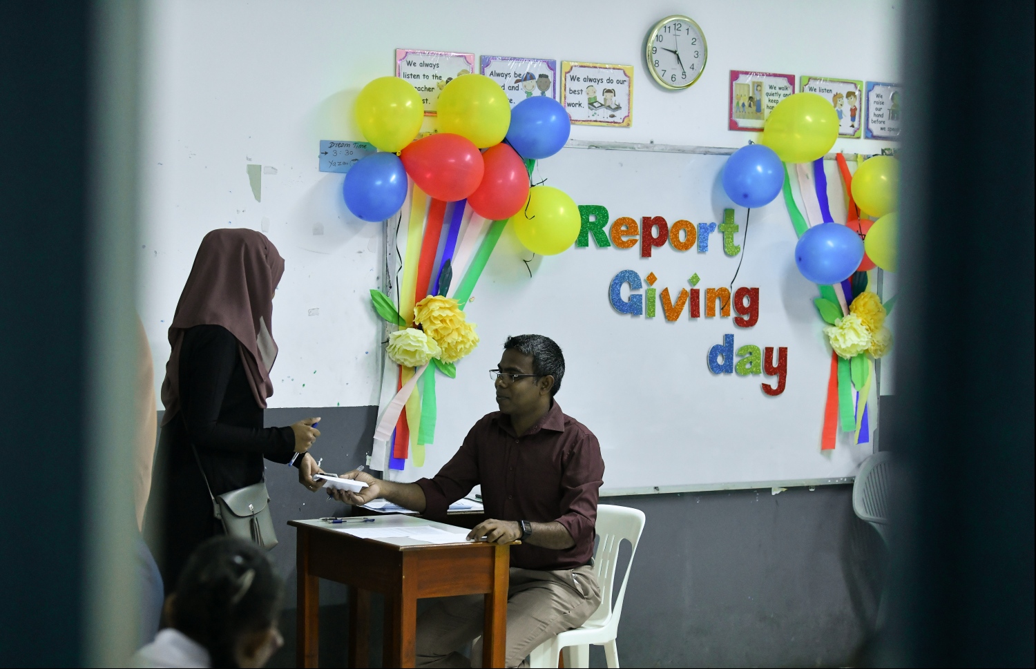 މާލެ: ނޮވެމްބަރު 21، 2019: ދިރާސީ އަހަރުގެ ކިޔެވުން ނިންމައި ދަރިވަރުންނަށް ރިޕޯޓުފޮތް ދިނުން.-- ފޮޓޯ: ހުސެން ވަހީދު /މިހާރު