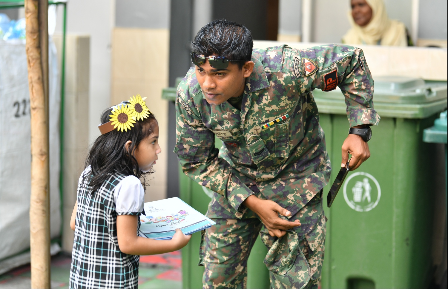 މާލެ: ނޮވެމްބަރު 21، 2019: ދިރާސީ އަހަރުގެ ކިޔެވުން ނިންމައި ދަރިވަރުންނަށް ރިޕޯޓުފޮތް ދިނުން.-- ފޮޓޯ: ހުސެން ވަހީދު /މިހާރު